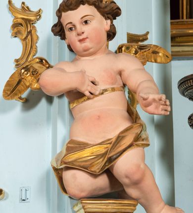 Zdjęcie nr 48: Nastawa architektoniczna, jednoosiowa, jednokondygnacyjna, ustawiona na wysokim cokole. 
Ołtarz drewniany, prostopadłościenny. Na nim tabernakulum z tronem wystawienia. Tabernakulum w formie drewnianej, prostopadłościennej skrzynki, obitej blachą, o wypukłej ściance frontowej, zamkniętej profilowanym gzymsem. Drzwiczki w formie stojącego prostokąta zamkniętego łukiem półkolistym, obwiedzione ramą, z wizerunkiem baranka z krzyżem, leżącego na księdze z pieczęciami, w glorii. Tabernakulum w drewnianej obudowie, wpisane w wysoki cokół, na nim tron wystawienia w formie obrotowej niszy w kształcie stojącego prostokąta, z podwieszoną draperią. Nisza flankowana parą pilastrów, przechodzących w spływy wolutowe, na których siedzą putta. Pilastry dźwigają pełne belkowanie, wyłamane na ich osi, częściowo przerwane przez niszę. Pilastry dekorowane uskrzydlonymi główkami anielskimi oraz snopkiem zboża i kiściami winogron. Cały tron wystawienia dekorowany rocaille&#039;m. 
Nastawa ujęta dwiema parami kolumn o kapitelach kompozytowych, dźwigających pełne belkowanie, wyłamane pomiędzy nimi, przerwane nad polem środkowym. Na belkowaniu fragmenty przerwanego, półkolistego przyczółka, na których leżą putta. Całe pole środkowe wypełnia wnęka w formie stojącego prostokąta zamkniętego łukiem półkolistym, ujęta profilowaną ramą, z figurą Chrystusa Ukrzyżowanego. Nad łukiem wnęki, pomiędzy obłokami, gołębica Ducha Świętego w glorii promienistej. Pomiędzy kolumnami płyciny z uskrzydlonymi główkami anielskimi na obłokach, rocaille oraz figury św.  Jana Ewangelisty i Matki Boskiej na rocaille&#039;owych wspornikach. Kondygnacja ujęta uszami utworzonymi z rocaille&#039;u. Nastawa zwieńczona rzeźbą tronującego Boga Ojca z globem i berłem, pośród obłoków i uskrzydlonych główek anielskich, w glorii promienistej. 
Struktura polichromowana w kolorze błękitnym, kolumny, profile i ornamentyka złocone. 
