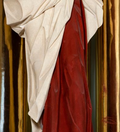 Zdjęcie nr 10: Nastawa architektoniczna, jednoosiowa, jednokondygnacyjna, ustawiona na wysokim cokole. 
Ołtarz drewniany, prostopadłościenny. Na nim tabernakulum z tronem wystawienia. Tabernakulum w formie drewnianej, prostopadłościennej skrzynki, obitej blachą, o wypukłej ściance frontowej, zamkniętej profilowanym gzymsem. Drzwiczki w formie stojącego prostokąta zamkniętego łukiem półkolistym, obwiedzione ramą, z wizerunkiem baranka z krzyżem, leżącego na księdze z pieczęciami, w glorii. Tabernakulum w drewnianej obudowie, wpisane w wysoki cokół, na nim tron wystawienia w formie obrotowej niszy w kształcie stojącego prostokąta, z podwieszoną draperią. Nisza flankowana parą pilastrów, przechodzących w spływy wolutowe, na których siedzą putta. Pilastry dźwigają pełne belkowanie, wyłamane na ich osi, częściowo przerwane przez niszę. Pilastry dekorowane uskrzydlonymi główkami anielskimi oraz snopkiem zboża i kiściami winogron. Cały tron wystawienia dekorowany rocaille'm. 
Nastawa ujęta dwiema parami kolumn o kapitelach kompozytowych, dźwigających pełne belkowanie, wyłamane pomiędzy nimi, przerwane nad polem środkowym. Na belkowaniu fragmenty przerwanego, półkolistego przyczółka, na których leżą putta. Całe pole środkowe wypełnia wnęka w formie stojącego prostokąta zamkniętego łukiem półkolistym, ujęta profilowaną ramą, z figurą Chrystusa Ukrzyżowanego. Nad łukiem wnęki, pomiędzy obłokami, gołębica Ducha Świętego w glorii promienistej. Pomiędzy kolumnami płyciny z uskrzydlonymi główkami anielskimi na obłokach, rocaille oraz figury św.  Jana Ewangelisty i Matki Boskiej na rocaille'owych wspornikach. Kondygnacja ujęta uszami utworzonymi z rocaille'u. Nastawa zwieńczona rzeźbą tronującego Boga Ojca z globem i berłem, pośród obłoków i uskrzydlonych główek anielskich, w glorii promienistej. 
Struktura polichromowana w kolorze błękitnym, kolumny, profile i ornamentyka złocone. 
