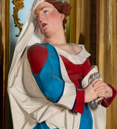 Zdjęcie nr 15: Nastawa architektoniczna, jednoosiowa, jednokondygnacyjna, ustawiona na wysokim cokole. 
Ołtarz drewniany, prostopadłościenny. Na nim tabernakulum z tronem wystawienia. Tabernakulum w formie drewnianej, prostopadłościennej skrzynki, obitej blachą, o wypukłej ściance frontowej, zamkniętej profilowanym gzymsem. Drzwiczki w formie stojącego prostokąta zamkniętego łukiem półkolistym, obwiedzione ramą, z wizerunkiem baranka z krzyżem, leżącego na księdze z pieczęciami, w glorii. Tabernakulum w drewnianej obudowie, wpisane w wysoki cokół, na nim tron wystawienia w formie obrotowej niszy w kształcie stojącego prostokąta, z podwieszoną draperią. Nisza flankowana parą pilastrów, przechodzących w spływy wolutowe, na których siedzą putta. Pilastry dźwigają pełne belkowanie, wyłamane na ich osi, częściowo przerwane przez niszę. Pilastry dekorowane uskrzydlonymi główkami anielskimi oraz snopkiem zboża i kiściami winogron. Cały tron wystawienia dekorowany rocaille'm. 
Nastawa ujęta dwiema parami kolumn o kapitelach kompozytowych, dźwigających pełne belkowanie, wyłamane pomiędzy nimi, przerwane nad polem środkowym. Na belkowaniu fragmenty przerwanego, półkolistego przyczółka, na których leżą putta. Całe pole środkowe wypełnia wnęka w formie stojącego prostokąta zamkniętego łukiem półkolistym, ujęta profilowaną ramą, z figurą Chrystusa Ukrzyżowanego. Nad łukiem wnęki, pomiędzy obłokami, gołębica Ducha Świętego w glorii promienistej. Pomiędzy kolumnami płyciny z uskrzydlonymi główkami anielskimi na obłokach, rocaille oraz figury św.  Jana Ewangelisty i Matki Boskiej na rocaille'owych wspornikach. Kondygnacja ujęta uszami utworzonymi z rocaille'u. Nastawa zwieńczona rzeźbą tronującego Boga Ojca z globem i berłem, pośród obłoków i uskrzydlonych główek anielskich, w glorii promienistej. 
Struktura polichromowana w kolorze błękitnym, kolumny, profile i ornamentyka złocone. 
