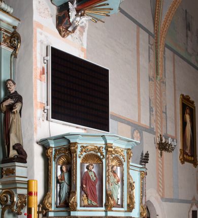 Zdjęcie nr 9: Kosz ambony na planie ośmioboku z szyszką i wolutami u podstawy. Ścianki kosza ujęte pilastrami z karbowaną wstęgą i kampanulami, zakończone od dołu wolutami z motywem liścia akantu oraz wolutą pod kapitelami. W czterech ścianach nisze ze złotymi konchami. W niszach rzeźby czterech ewangelistów z atrybutami. Ponad nimi motywy ornamentalne rocaille z różyczką pośrodku. Na zaplecku tablice Dekalogu na obłoku na tle glorii promienistej. Ujęte w prostokątną ramę zwieńczoną łukiem wklęsło-wypukłym. Baldachim ośmioboczny z podwieszoną glorią i gołębicą, fryz z motywami rocaille'ów i krzyży, wyłamany gzyms. W zwieńczeniu koncentrycznie schodzące się woluty. Ambona polichromowana na kolor seledynowy, detale złocone, postacie w różnobarwnych szatach, partie ciała potraktowane naturalistycznie. 