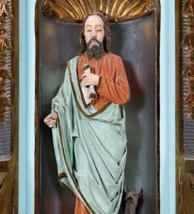 Zdjęcie nr 10: Kosz ambony na planie ośmioboku z szyszką i wolutami u podstawy. Ścianki kosza ujęte pilastrami z karbowaną wstęgą i kampanulami, zakończone od dołu wolutami z motywem liścia akantu oraz wolutą pod kapitelami. W czterech ścianach nisze ze złotymi konchami. W niszach rzeźby czterech ewangelistów z atrybutami. Ponad nimi motywy ornamentalne rocaille z różyczką pośrodku. Na zaplecku tablice Dekalogu na obłoku na tle glorii promienistej. Ujęte w prostokątną ramę zwieńczoną łukiem wklęsło-wypukłym. Baldachim ośmioboczny z podwieszoną glorią i gołębicą, fryz z motywami rocaille&#039;ów i krzyży, wyłamany gzyms. W zwieńczeniu koncentrycznie schodzące się woluty. Ambona polichromowana na kolor seledynowy, detale złocone, postacie w różnobarwnych szatach, partie ciała potraktowane naturalistycznie. 