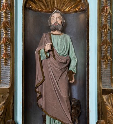 Zdjęcie nr 11: Kosz ambony na planie ośmioboku z szyszką i wolutami u podstawy. Ścianki kosza ujęte pilastrami z karbowaną wstęgą i kampanulami, zakończone od dołu wolutami z motywem liścia akantu oraz wolutą pod kapitelami. W czterech ścianach nisze ze złotymi konchami. W niszach rzeźby czterech ewangelistów z atrybutami. Ponad nimi motywy ornamentalne rocaille z różyczką pośrodku. Na zaplecku tablice Dekalogu na obłoku na tle glorii promienistej. Ujęte w prostokątną ramę zwieńczoną łukiem wklęsło-wypukłym. Baldachim ośmioboczny z podwieszoną glorią i gołębicą, fryz z motywami rocaille'ów i krzyży, wyłamany gzyms. W zwieńczeniu koncentrycznie schodzące się woluty. Ambona polichromowana na kolor seledynowy, detale złocone, postacie w różnobarwnych szatach, partie ciała potraktowane naturalistycznie. 