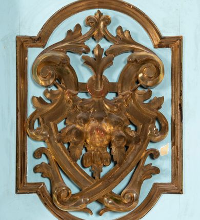 Zdjęcie nr 4: Kosz ambony na planie ośmioboku z szyszką i wolutami u podstawy. Ścianki kosza ujęte pilastrami z karbowaną wstęgą i kampanulami, zakończone od dołu wolutami z motywem liścia akantu oraz wolutą pod kapitelami. W czterech ścianach nisze ze złotymi konchami. W niszach rzeźby czterech ewangelistów z atrybutami. Ponad nimi motywy ornamentalne rocaille z różyczką pośrodku. Na zaplecku tablice Dekalogu na obłoku na tle glorii promienistej. Ujęte w prostokątną ramę zwieńczoną łukiem wklęsło-wypukłym. Baldachim ośmioboczny z podwieszoną glorią i gołębicą, fryz z motywami rocaille&#039;ów i krzyży, wyłamany gzyms. W zwieńczeniu koncentrycznie schodzące się woluty. Ambona polichromowana na kolor seledynowy, detale złocone, postacie w różnobarwnych szatach, partie ciała potraktowane naturalistycznie. 