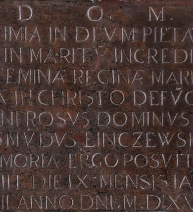 Zdjęcie nr 2: Płyta marmurowa w formie leżącego prostokąta. Ujęta stiukową profilowaną ramą, z fragmentem gzymsu wzdłuż dolnej krawędzi, z uszakami w formie dwóch par spiętych esownic i zwieńczeniem z kartuszem z herbem Gozdawa flankowanym dwiema esownicami. W polu płyty inskrypcja: „D(EO) O(PTIMO) M(AXIMO) / EXIMIA IN DEVM PIETATE / ET IN MARITV INCREDIBI/LI FEMINAE REGINAE MARITAE / SVAE IN CHRISTO DEFV(N)CTAE / GENEROSVS DOMINVS SI/GISMV(N)DVS LINCZEWSKY / MEMORIAE ERGO POSVITQ(UE) / OBIIT DIE IX MENSIS JANV/ARII ANNO D(OMI)NI MDLXXXIII”.