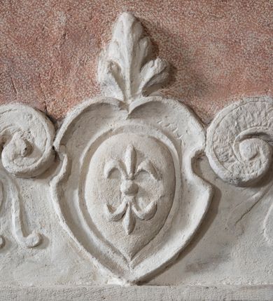 Zdjęcie nr 3: Płyta marmurowa w formie leżącego prostokąta. Ujęta stiukową profilowaną ramą, z fragmentem gzymsu wzdłuż dolnej krawędzi, z uszakami w formie dwóch par spiętych esownic i zwieńczeniem z kartuszem z herbem Gozdawa flankowanym dwiema esownicami. W polu płyty inskrypcja: „D(EO) O(PTIMO) M(AXIMO) / EXIMIA IN DEVM PIETATE / ET IN MARITV INCREDIBI/LI FEMINAE REGINAE MARITAE / SVAE IN CHRISTO DEFV(N)CTAE / GENEROSVS DOMINVS SI/GISMV(N)DVS LINCZEWSKY / MEMORIAE ERGO POSVITQ(UE) / OBIIT DIE IX MENSIS JANV/ARII ANNO D(OMI)NI MDLXXXIII”.