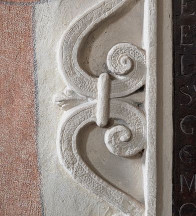 Zdjęcie nr 4: Płyta marmurowa w formie leżącego prostokąta. Ujęta stiukową profilowaną ramą, z fragmentem gzymsu wzdłuż dolnej krawędzi, z uszakami w formie dwóch par spiętych esownic i zwieńczeniem z kartuszem z herbem Gozdawa flankowanym dwiema esownicami. W polu płyty inskrypcja: „D(EO) O(PTIMO) M(AXIMO) / EXIMIA IN DEVM PIETATE / ET IN MARITV INCREDIBI/LI FEMINAE REGINAE MARITAE / SVAE IN CHRISTO DEFV(N)CTAE / GENEROSVS DOMINVS SI/GISMV(N)DVS LINCZEWSKY / MEMORIAE ERGO POSVITQ(UE) / OBIIT DIE IX MENSIS JANV/ARII ANNO D(OMI)NI MDLXXXIII”.