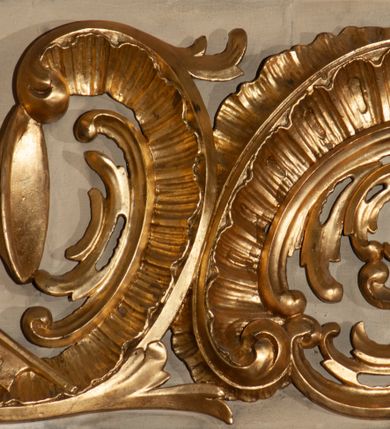 Zdjęcie nr 31: Parapet chóru muzycznego podtrzymywany przez dwie podpory. Balustrada na cokole, podzielona na cztery pola, wydzielone czterema pilastrami o trzonach w formie spływów wolutowych dekorowanych kampanulami i środkową hermą z półpostacią anioła. Pilastry podtrzymują niepełne belkowanie wyłamane na ich osi. Na belkowaniu, na osi skrajnych pilastrów wazony z kwiatami. W polach płyciny w formie leżącego prostokąta, ujęte profilowanymi ramami. W dwóch skrajnych płycinach przedstawienia instrumentów muzycznych ujętych rocaille&#039;m. Dwie środkowe płyciny z figurkami muzykujących puttów flankowanych rocaille&#039;m. Dolna krawędź balustrady, na osi środkowej dekorowana dwiema stykającymi się wolutami, przechodzącymi we wstęgę, ozdobioną rocaille&#039;m. Balustrada polichromowana w kolorze seledynowym, z kolorowymi profilami, ornamentyka i spływy wolutowe złocone i srebrzone. 


