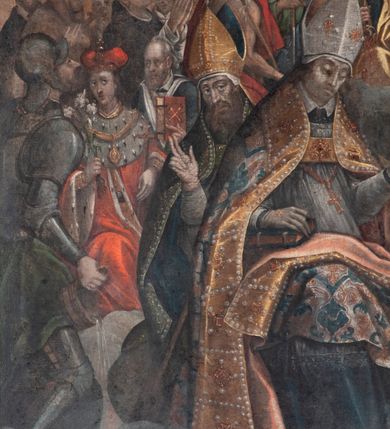 Zdjęcie nr 7: Obraz w formie stojącego prostokąta zamkniętego łukiem półkolistym. Kompozycja dwustrefowa. W górnej strefie na obłokach ukazane duże postacie tronującego Boga Ojca oraz Chrystusa i Marii, nad którymi unosi się gołębica Ducha Świętego. Po prawej stronie obrazu Bóg Ojciec siedzący na tronie, zwrócony w trzech czwartych w prawo, prawą rękę wyciąga przed siebie, lewą przytrzymuje jabłko królewskie na kolanie. Ukazany jako starzec, z długimi, siwymi brodą i włosami. Ubrany jest w niebieską tunikę oraz malowany na złoto wzorzysty płaszcz zarzucony na ramiona i zapięty pod szyją. Po lewej stronie obrazu Chrystus w pozycji stojącej, zwrócony w trzech czwartych w lewo, pochylony, w lewej wyciągniętej do przodu ręce trzyma koronę zamkniętą i berło, prawą przytrzymuje krzyż oparty o jego ramię. Ukazany jako dojrzały mężczyzna z krótką brązową brodą i włosami opadającymi na ramiona. Przez biodra ma zawiązane białe perizonium, na ramiona ma narzucony różowy płaszcz zawiązany pod szyją. Ciało ma wychudzone z zaznaczonymi śladami męki. Przy prawym boku Chrystusa klęczy Matka Boska, zwrócona w trzech czwartych w lewo, prawą rękę wyciąga przed siebie, lewą wskazuje na pierś. Twarz ma owalną, o dużych oczach, prostym nosie i pełnych ustach, okoloną jasnymi włosami. Ubrana jest w czerwoną suknię przepasaną w talii, niebieski płaszcz zarzucony na lewe ramie oraz biały welon na głowie. W górnej części obrazu, nad postaciami unosi się gołębica Ducha Świętego w glorii promienistej i w otoku z uskrzydlonych główek anielskich. Poniżej niewielka grupa archaniołów: Gabriela, Michała i Rafała. Pomiędzy Chrystusem a Bogiem, w tle ukazana grupa niewielkich postaci starotestamentowych i świętych: Mojżesza, Zachariasza, króla Dawida, Abrahama oraz św. Joachima i św. Józefa. Wszystkie postacie otoczone obłokami z uskrzydlonymi główkami anielskimi. W dolnej strefie kilka grup świętych siedzących i stojących pośród obłoków. Na pierwszym planie duże postacie św. Stanisława wskrzeszającego Piotrowina, za nim św. Wojciecha,  obok św. Katarzyny Aleksandryjskiej, św. Marii Magdaleny pokutującej, za nimi św. Agnieszki z barankiem oraz św. Anny. Pomiędzy Stanisławem a Agnieszką, w tle niewielkie postacie św. Sebastiana i św. Barbary. W lewej części obrazu św. Florian, św. Kazimierz i św. Jan Kanty. Za nimi grupa świętych zakonników, wśród nich św. Franciszek i św. Dominik. Przed nimi św. Jan Chrzciciel. Pośrodku, w tle grupa apostołów, pośród których można rozpoznać św. Piotra, św. Pawła, św. Macieja, św. Jakuba Większego, św. Andrzeja oraz czterech ewangelistów: św. Marka, św. Mateusza, św. Jana i św. Łukasza. Po ich lewej stronie św. Wawrzyniec i św. Szczepan. Po prawej stronie obrazu, na osobnym obłoku wyodrębniona grupa czterech ojców Kościoła: św. Grzegorza Wielkiego, św. Hieronima, św. Augustyna i św. Ambrożego. Wszystkie postacie ukazane na żółtym tle nieba. 







