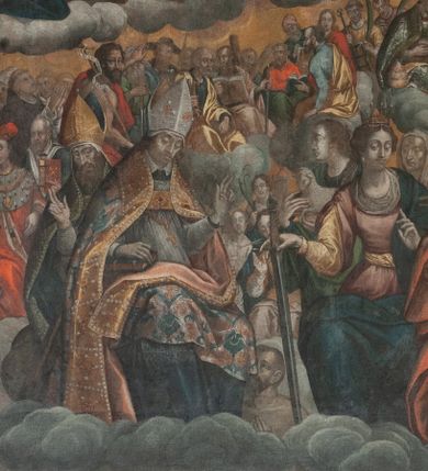 Zdjęcie nr 1: Obraz w formie stojącego prostokąta zamkniętego łukiem półkolistym. Kompozycja dwustrefowa. W górnej strefie na obłokach ukazane duże postacie tronującego Boga Ojca oraz Chrystusa i Marii, nad którymi unosi się gołębica Ducha Świętego. Po prawej stronie obrazu Bóg Ojciec siedzący na tronie, zwrócony w trzech czwartych w prawo, prawą rękę wyciąga przed siebie, lewą przytrzymuje jabłko królewskie na kolanie. Ukazany jako starzec, z długimi, siwymi brodą i włosami. Ubrany jest w niebieską tunikę oraz malowany na złoto wzorzysty płaszcz zarzucony na ramiona i zapięty pod szyją. Po lewej stronie obrazu Chrystus w pozycji stojącej, zwrócony w trzech czwartych w lewo, pochylony, w lewej wyciągniętej do przodu ręce trzyma koronę zamkniętą i berło, prawą przytrzymuje krzyż oparty o jego ramię. Ukazany jako dojrzały mężczyzna z krótką brązową brodą i włosami opadającymi na ramiona. Przez biodra ma zawiązane białe perizonium, na ramiona ma narzucony różowy płaszcz zawiązany pod szyją. Ciało ma wychudzone z zaznaczonymi śladami męki. Przy prawym boku Chrystusa klęczy Matka Boska, zwrócona w trzech czwartych w lewo, prawą rękę wyciąga przed siebie, lewą wskazuje na pierś. Twarz ma owalną, o dużych oczach, prostym nosie i pełnych ustach, okoloną jasnymi włosami. Ubrana jest w czerwoną suknię przepasaną w talii, niebieski płaszcz zarzucony na lewe ramie oraz biały welon na głowie. W górnej części obrazu, nad postaciami unosi się gołębica Ducha Świętego w glorii promienistej i w otoku z uskrzydlonych główek anielskich. Poniżej niewielka grupa archaniołów: Gabriela, Michała i Rafała. Pomiędzy Chrystusem a Bogiem, w tle ukazana grupa niewielkich postaci starotestamentowych i świętych: Mojżesza, Zachariasza, króla Dawida, Abrahama oraz św. Joachima i św. Józefa. Wszystkie postacie otoczone obłokami z uskrzydlonymi główkami anielskimi. W dolnej strefie kilka grup świętych siedzących i stojących pośród obłoków. Na pierwszym planie duże postacie św. Stanisława wskrzeszającego Piotrowina, za nim św. Wojciecha,  obok św. Katarzyny Aleksandryjskiej, św. Marii Magdaleny pokutującej, za nimi św. Agnieszki z barankiem oraz św. Anny. Pomiędzy Stanisławem a Agnieszką, w tle niewielkie postacie św. Sebastiana i św. Barbary. W lewej części obrazu św. Florian, św. Kazimierz i św. Jan Kanty. Za nimi grupa świętych zakonników, wśród nich św. Franciszek i św. Dominik. Przed nimi św. Jan Chrzciciel. Pośrodku, w tle grupa apostołów, pośród których można rozpoznać św. Piotra, św. Pawła, św. Macieja, św. Jakuba Większego, św. Andrzeja oraz czterech ewangelistów: św. Marka, św. Mateusza, św. Jana i św. Łukasza. Po ich lewej stronie św. Wawrzyniec i św. Szczepan. Po prawej stronie obrazu, na osobnym obłoku wyodrębniona grupa czterech ojców Kościoła: św. Grzegorza Wielkiego, św. Hieronima, św. Augustyna i św. Ambrożego. Wszystkie postacie ukazane na żółtym tle nieba. 







