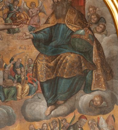 Zdjęcie nr 4: Obraz w formie stojącego prostokąta zamkniętego łukiem półkolistym. Kompozycja dwustrefowa. W górnej strefie na obłokach ukazane duże postacie tronującego Boga Ojca oraz Chrystusa i Marii, nad którymi unosi się gołębica Ducha Świętego. Po prawej stronie obrazu Bóg Ojciec siedzący na tronie, zwrócony w trzech czwartych w prawo, prawą rękę wyciąga przed siebie, lewą przytrzymuje jabłko królewskie na kolanie. Ukazany jako starzec, z długimi, siwymi brodą i włosami. Ubrany jest w niebieską tunikę oraz malowany na złoto wzorzysty płaszcz zarzucony na ramiona i zapięty pod szyją. Po lewej stronie obrazu Chrystus w pozycji stojącej, zwrócony w trzech czwartych w lewo, pochylony, w lewej wyciągniętej do przodu ręce trzyma koronę zamkniętą i berło, prawą przytrzymuje krzyż oparty o jego ramię. Ukazany jako dojrzały mężczyzna z krótką brązową brodą i włosami opadającymi na ramiona. Przez biodra ma zawiązane białe perizonium, na ramiona ma narzucony różowy płaszcz zawiązany pod szyją. Ciało ma wychudzone z zaznaczonymi śladami męki. Przy prawym boku Chrystusa klęczy Matka Boska, zwrócona w trzech czwartych w lewo, prawą rękę wyciąga przed siebie, lewą wskazuje na pierś. Twarz ma owalną, o dużych oczach, prostym nosie i pełnych ustach, okoloną jasnymi włosami. Ubrana jest w czerwoną suknię przepasaną w talii, niebieski płaszcz zarzucony na lewe ramie oraz biały welon na głowie. W górnej części obrazu, nad postaciami unosi się gołębica Ducha Świętego w glorii promienistej i w otoku z uskrzydlonych główek anielskich. Poniżej niewielka grupa archaniołów: Gabriela, Michała i Rafała. Pomiędzy Chrystusem a Bogiem, w tle ukazana grupa niewielkich postaci starotestamentowych i świętych: Mojżesza, Zachariasza, króla Dawida, Abrahama oraz św. Joachima i św. Józefa. Wszystkie postacie otoczone obłokami z uskrzydlonymi główkami anielskimi. W dolnej strefie kilka grup świętych siedzących i stojących pośród obłoków. Na pierwszym planie duże postacie św. Stanisława wskrzeszającego Piotrowina, za nim św. Wojciecha,  obok św. Katarzyny Aleksandryjskiej, św. Marii Magdaleny pokutującej, za nimi św. Agnieszki z barankiem oraz św. Anny. Pomiędzy Stanisławem a Agnieszką, w tle niewielkie postacie św. Sebastiana i św. Barbary. W lewej części obrazu św. Florian, św. Kazimierz i św. Jan Kanty. Za nimi grupa świętych zakonników, wśród nich św. Franciszek i św. Dominik. Przed nimi św. Jan Chrzciciel. Pośrodku, w tle grupa apostołów, pośród których można rozpoznać św. Piotra, św. Pawła, św. Macieja, św. Jakuba Większego, św. Andrzeja oraz czterech ewangelistów: św. Marka, św. Mateusza, św. Jana i św. Łukasza. Po ich lewej stronie św. Wawrzyniec i św. Szczepan. Po prawej stronie obrazu, na osobnym obłoku wyodrębniona grupa czterech ojców Kościoła: św. Grzegorza Wielkiego, św. Hieronima, św. Augustyna i św. Ambrożego. Wszystkie postacie ukazane na żółtym tle nieba. 







