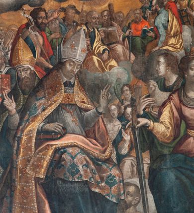 Zdjęcie nr 6: Obraz w formie stojącego prostokąta zamkniętego łukiem półkolistym. Kompozycja dwustrefowa. W górnej strefie na obłokach ukazane duże postacie tronującego Boga Ojca oraz Chrystusa i Marii, nad którymi unosi się gołębica Ducha Świętego. Po prawej stronie obrazu Bóg Ojciec siedzący na tronie, zwrócony w trzech czwartych w prawo, prawą rękę wyciąga przed siebie, lewą przytrzymuje jabłko królewskie na kolanie. Ukazany jako starzec, z długimi, siwymi brodą i włosami. Ubrany jest w niebieską tunikę oraz malowany na złoto wzorzysty płaszcz zarzucony na ramiona i zapięty pod szyją. Po lewej stronie obrazu Chrystus w pozycji stojącej, zwrócony w trzech czwartych w lewo, pochylony, w lewej wyciągniętej do przodu ręce trzyma koronę zamkniętą i berło, prawą przytrzymuje krzyż oparty o jego ramię. Ukazany jako dojrzały mężczyzna z krótką brązową brodą i włosami opadającymi na ramiona. Przez biodra ma zawiązane białe perizonium, na ramiona ma narzucony różowy płaszcz zawiązany pod szyją. Ciało ma wychudzone z zaznaczonymi śladami męki. Przy prawym boku Chrystusa klęczy Matka Boska, zwrócona w trzech czwartych w lewo, prawą rękę wyciąga przed siebie, lewą wskazuje na pierś. Twarz ma owalną, o dużych oczach, prostym nosie i pełnych ustach, okoloną jasnymi włosami. Ubrana jest w czerwoną suknię przepasaną w talii, niebieski płaszcz zarzucony na lewe ramie oraz biały welon na głowie. W górnej części obrazu, nad postaciami unosi się gołębica Ducha Świętego w glorii promienistej i w otoku z uskrzydlonych główek anielskich. Poniżej niewielka grupa archaniołów: Gabriela, Michała i Rafała. Pomiędzy Chrystusem a Bogiem, w tle ukazana grupa niewielkich postaci starotestamentowych i świętych: Mojżesza, Zachariasza, króla Dawida, Abrahama oraz św. Joachima i św. Józefa. Wszystkie postacie otoczone obłokami z uskrzydlonymi główkami anielskimi. W dolnej strefie kilka grup świętych siedzących i stojących pośród obłoków. Na pierwszym planie duże postacie św. Stanisława wskrzeszającego Piotrowina, za nim św. Wojciecha,  obok św. Katarzyny Aleksandryjskiej, św. Marii Magdaleny pokutującej, za nimi św. Agnieszki z barankiem oraz św. Anny. Pomiędzy Stanisławem a Agnieszką, w tle niewielkie postacie św. Sebastiana i św. Barbary. W lewej części obrazu św. Florian, św. Kazimierz i św. Jan Kanty. Za nimi grupa świętych zakonników, wśród nich św. Franciszek i św. Dominik. Przed nimi św. Jan Chrzciciel. Pośrodku, w tle grupa apostołów, pośród których można rozpoznać św. Piotra, św. Pawła, św. Macieja, św. Jakuba Większego, św. Andrzeja oraz czterech ewangelistów: św. Marka, św. Mateusza, św. Jana i św. Łukasza. Po ich lewej stronie św. Wawrzyniec i św. Szczepan. Po prawej stronie obrazu, na osobnym obłoku wyodrębniona grupa czterech ojców Kościoła: św. Grzegorza Wielkiego, św. Hieronima, św. Augustyna i św. Ambrożego. Wszystkie postacie ukazane na żółtym tle nieba. 







