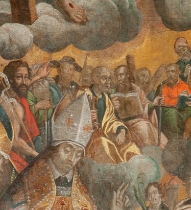 Zdjęcie nr 9: Obraz w formie stojącego prostokąta zamkniętego łukiem półkolistym. Kompozycja dwustrefowa. W górnej strefie na obłokach ukazane duże postacie tronującego Boga Ojca oraz Chrystusa i Marii, nad którymi unosi się gołębica Ducha Świętego. Po prawej stronie obrazu Bóg Ojciec siedzący na tronie, zwrócony w trzech czwartych w prawo, prawą rękę wyciąga przed siebie, lewą przytrzymuje jabłko królewskie na kolanie. Ukazany jako starzec, z długimi, siwymi brodą i włosami. Ubrany jest w niebieską tunikę oraz malowany na złoto wzorzysty płaszcz zarzucony na ramiona i zapięty pod szyją. Po lewej stronie obrazu Chrystus w pozycji stojącej, zwrócony w trzech czwartych w lewo, pochylony, w lewej wyciągniętej do przodu ręce trzyma koronę zamkniętą i berło, prawą przytrzymuje krzyż oparty o jego ramię. Ukazany jako dojrzały mężczyzna z krótką brązową brodą i włosami opadającymi na ramiona. Przez biodra ma zawiązane białe perizonium, na ramiona ma narzucony różowy płaszcz zawiązany pod szyją. Ciało ma wychudzone z zaznaczonymi śladami męki. Przy prawym boku Chrystusa klęczy Matka Boska, zwrócona w trzech czwartych w lewo, prawą rękę wyciąga przed siebie, lewą wskazuje na pierś. Twarz ma owalną, o dużych oczach, prostym nosie i pełnych ustach, okoloną jasnymi włosami. Ubrana jest w czerwoną suknię przepasaną w talii, niebieski płaszcz zarzucony na lewe ramie oraz biały welon na głowie. W górnej części obrazu, nad postaciami unosi się gołębica Ducha Świętego w glorii promienistej i w otoku z uskrzydlonych główek anielskich. Poniżej niewielka grupa archaniołów: Gabriela, Michała i Rafała. Pomiędzy Chrystusem a Bogiem, w tle ukazana grupa niewielkich postaci starotestamentowych i świętych: Mojżesza, Zachariasza, króla Dawida, Abrahama oraz św. Joachima i św. Józefa. Wszystkie postacie otoczone obłokami z uskrzydlonymi główkami anielskimi. W dolnej strefie kilka grup świętych siedzących i stojących pośród obłoków. Na pierwszym planie duże postacie św. Stanisława wskrzeszającego Piotrowina, za nim św. Wojciecha,  obok św. Katarzyny Aleksandryjskiej, św. Marii Magdaleny pokutującej, za nimi św. Agnieszki z barankiem oraz św. Anny. Pomiędzy Stanisławem a Agnieszką, w tle niewielkie postacie św. Sebastiana i św. Barbary. W lewej części obrazu św. Florian, św. Kazimierz i św. Jan Kanty. Za nimi grupa świętych zakonników, wśród nich św. Franciszek i św. Dominik. Przed nimi św. Jan Chrzciciel. Pośrodku, w tle grupa apostołów, pośród których można rozpoznać św. Piotra, św. Pawła, św. Macieja, św. Jakuba Większego, św. Andrzeja oraz czterech ewangelistów: św. Marka, św. Mateusza, św. Jana i św. Łukasza. Po ich lewej stronie św. Wawrzyniec i św. Szczepan. Po prawej stronie obrazu, na osobnym obłoku wyodrębniona grupa czterech ojców Kościoła: św. Grzegorza Wielkiego, św. Hieronima, św. Augustyna i św. Ambrożego. Wszystkie postacie ukazane na żółtym tle nieba. 







