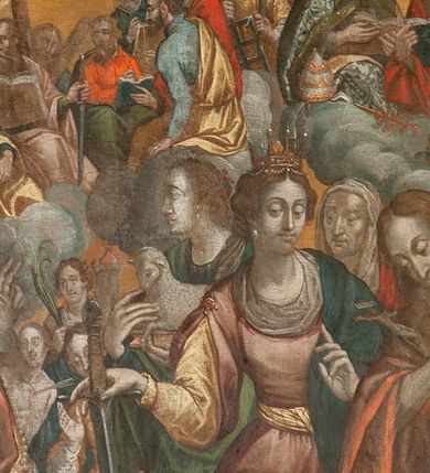 Zdjęcie nr 11: Obraz w formie stojącego prostokąta zamkniętego łukiem półkolistym. Kompozycja dwustrefowa. W górnej strefie na obłokach ukazane duże postacie tronującego Boga Ojca oraz Chrystusa i Marii, nad którymi unosi się gołębica Ducha Świętego. Po prawej stronie obrazu Bóg Ojciec siedzący na tronie, zwrócony w trzech czwartych w prawo, prawą rękę wyciąga przed siebie, lewą przytrzymuje jabłko królewskie na kolanie. Ukazany jako starzec, z długimi, siwymi brodą i włosami. Ubrany jest w niebieską tunikę oraz malowany na złoto wzorzysty płaszcz zarzucony na ramiona i zapięty pod szyją. Po lewej stronie obrazu Chrystus w pozycji stojącej, zwrócony w trzech czwartych w lewo, pochylony, w lewej wyciągniętej do przodu ręce trzyma koronę zamkniętą i berło, prawą przytrzymuje krzyż oparty o jego ramię. Ukazany jako dojrzały mężczyzna z krótką brązową brodą i włosami opadającymi na ramiona. Przez biodra ma zawiązane białe perizonium, na ramiona ma narzucony różowy płaszcz zawiązany pod szyją. Ciało ma wychudzone z zaznaczonymi śladami męki. Przy prawym boku Chrystusa klęczy Matka Boska, zwrócona w trzech czwartych w lewo, prawą rękę wyciąga przed siebie, lewą wskazuje na pierś. Twarz ma owalną, o dużych oczach, prostym nosie i pełnych ustach, okoloną jasnymi włosami. Ubrana jest w czerwoną suknię przepasaną w talii, niebieski płaszcz zarzucony na lewe ramie oraz biały welon na głowie. W górnej części obrazu, nad postaciami unosi się gołębica Ducha Świętego w glorii promienistej i w otoku z uskrzydlonych główek anielskich. Poniżej niewielka grupa archaniołów: Gabriela, Michała i Rafała. Pomiędzy Chrystusem a Bogiem, w tle ukazana grupa niewielkich postaci starotestamentowych i świętych: Mojżesza, Zachariasza, króla Dawida, Abrahama oraz św. Joachima i św. Józefa. Wszystkie postacie otoczone obłokami z uskrzydlonymi główkami anielskimi. W dolnej strefie kilka grup świętych siedzących i stojących pośród obłoków. Na pierwszym planie duże postacie św. Stanisława wskrzeszającego Piotrowina, za nim św. Wojciecha,  obok św. Katarzyny Aleksandryjskiej, św. Marii Magdaleny pokutującej, za nimi św. Agnieszki z barankiem oraz św. Anny. Pomiędzy Stanisławem a Agnieszką, w tle niewielkie postacie św. Sebastiana i św. Barbary. W lewej części obrazu św. Florian, św. Kazimierz i św. Jan Kanty. Za nimi grupa świętych zakonników, wśród nich św. Franciszek i św. Dominik. Przed nimi św. Jan Chrzciciel. Pośrodku, w tle grupa apostołów, pośród których można rozpoznać św. Piotra, św. Pawła, św. Macieja, św. Jakuba Większego, św. Andrzeja oraz czterech ewangelistów: św. Marka, św. Mateusza, św. Jana i św. Łukasza. Po ich lewej stronie św. Wawrzyniec i św. Szczepan. Po prawej stronie obrazu, na osobnym obłoku wyodrębniona grupa czterech ojców Kościoła: św. Grzegorza Wielkiego, św. Hieronima, św. Augustyna i św. Ambrożego. Wszystkie postacie ukazane na żółtym tle nieba. 







