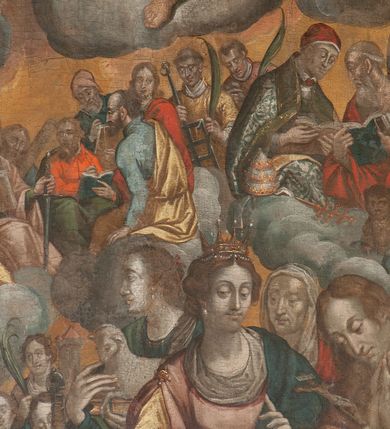 Zdjęcie nr 3: Obraz w formie stojącego prostokąta zamkniętego łukiem półkolistym. Kompozycja dwustrefowa. W górnej strefie na obłokach ukazane duże postacie tronującego Boga Ojca oraz Chrystusa i Marii, nad którymi unosi się gołębica Ducha Świętego. Po prawej stronie obrazu Bóg Ojciec siedzący na tronie, zwrócony w trzech czwartych w prawo, prawą rękę wyciąga przed siebie, lewą przytrzymuje jabłko królewskie na kolanie. Ukazany jako starzec, z długimi, siwymi brodą i włosami. Ubrany jest w niebieską tunikę oraz malowany na złoto wzorzysty płaszcz zarzucony na ramiona i zapięty pod szyją. Po lewej stronie obrazu Chrystus w pozycji stojącej, zwrócony w trzech czwartych w lewo, pochylony, w lewej wyciągniętej do przodu ręce trzyma koronę zamkniętą i berło, prawą przytrzymuje krzyż oparty o jego ramię. Ukazany jako dojrzały mężczyzna z krótką brązową brodą i włosami opadającymi na ramiona. Przez biodra ma zawiązane białe perizonium, na ramiona ma narzucony różowy płaszcz zawiązany pod szyją. Ciało ma wychudzone z zaznaczonymi śladami męki. Przy prawym boku Chrystusa klęczy Matka Boska, zwrócona w trzech czwartych w lewo, prawą rękę wyciąga przed siebie, lewą wskazuje na pierś. Twarz ma owalną, o dużych oczach, prostym nosie i pełnych ustach, okoloną jasnymi włosami. Ubrana jest w czerwoną suknię przepasaną w talii, niebieski płaszcz zarzucony na lewe ramie oraz biały welon na głowie. W górnej części obrazu, nad postaciami unosi się gołębica Ducha Świętego w glorii promienistej i w otoku z uskrzydlonych główek anielskich. Poniżej niewielka grupa archaniołów: Gabriela, Michała i Rafała. Pomiędzy Chrystusem a Bogiem, w tle ukazana grupa niewielkich postaci starotestamentowych i świętych: Mojżesza, Zachariasza, króla Dawida, Abrahama oraz św. Joachima i św. Józefa. Wszystkie postacie otoczone obłokami z uskrzydlonymi główkami anielskimi. W dolnej strefie kilka grup świętych siedzących i stojących pośród obłoków. Na pierwszym planie duże postacie św. Stanisława wskrzeszającego Piotrowina, za nim św. Wojciecha,  obok św. Katarzyny Aleksandryjskiej, św. Marii Magdaleny pokutującej, za nimi św. Agnieszki z barankiem oraz św. Anny. Pomiędzy Stanisławem a Agnieszką, w tle niewielkie postacie św. Sebastiana i św. Barbary. W lewej części obrazu św. Florian, św. Kazimierz i św. Jan Kanty. Za nimi grupa świętych zakonników, wśród nich św. Franciszek i św. Dominik. Przed nimi św. Jan Chrzciciel. Pośrodku, w tle grupa apostołów, pośród których można rozpoznać św. Piotra, św. Pawła, św. Macieja, św. Jakuba Większego, św. Andrzeja oraz czterech ewangelistów: św. Marka, św. Mateusza, św. Jana i św. Łukasza. Po ich lewej stronie św. Wawrzyniec i św. Szczepan. Po prawej stronie obrazu, na osobnym obłoku wyodrębniona grupa czterech ojców Kościoła: św. Grzegorza Wielkiego, św. Hieronima, św. Augustyna i św. Ambrożego. Wszystkie postacie ukazane na żółtym tle nieba. 







