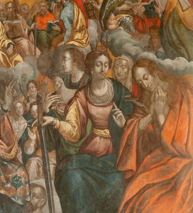 Zdjęcie nr 10: Obraz w formie stojącego prostokąta zamkniętego łukiem półkolistym. Kompozycja dwustrefowa. W górnej strefie na obłokach ukazane duże postacie tronującego Boga Ojca oraz Chrystusa i Marii, nad którymi unosi się gołębica Ducha Świętego. Po prawej stronie obrazu Bóg Ojciec siedzący na tronie, zwrócony w trzech czwartych w prawo, prawą rękę wyciąga przed siebie, lewą przytrzymuje jabłko królewskie na kolanie. Ukazany jako starzec, z długimi, siwymi brodą i włosami. Ubrany jest w niebieską tunikę oraz malowany na złoto wzorzysty płaszcz zarzucony na ramiona i zapięty pod szyją. Po lewej stronie obrazu Chrystus w pozycji stojącej, zwrócony w trzech czwartych w lewo, pochylony, w lewej wyciągniętej do przodu ręce trzyma koronę zamkniętą i berło, prawą przytrzymuje krzyż oparty o jego ramię. Ukazany jako dojrzały mężczyzna z krótką brązową brodą i włosami opadającymi na ramiona. Przez biodra ma zawiązane białe perizonium, na ramiona ma narzucony różowy płaszcz zawiązany pod szyją. Ciało ma wychudzone z zaznaczonymi śladami męki. Przy prawym boku Chrystusa klęczy Matka Boska, zwrócona w trzech czwartych w lewo, prawą rękę wyciąga przed siebie, lewą wskazuje na pierś. Twarz ma owalną, o dużych oczach, prostym nosie i pełnych ustach, okoloną jasnymi włosami. Ubrana jest w czerwoną suknię przepasaną w talii, niebieski płaszcz zarzucony na lewe ramie oraz biały welon na głowie. W górnej części obrazu, nad postaciami unosi się gołębica Ducha Świętego w glorii promienistej i w otoku z uskrzydlonych główek anielskich. Poniżej niewielka grupa archaniołów: Gabriela, Michała i Rafała. Pomiędzy Chrystusem a Bogiem, w tle ukazana grupa niewielkich postaci starotestamentowych i świętych: Mojżesza, Zachariasza, króla Dawida, Abrahama oraz św. Joachima i św. Józefa. Wszystkie postacie otoczone obłokami z uskrzydlonymi główkami anielskimi. W dolnej strefie kilka grup świętych siedzących i stojących pośród obłoków. Na pierwszym planie duże postacie św. Stanisława wskrzeszającego Piotrowina, za nim św. Wojciecha,  obok św. Katarzyny Aleksandryjskiej, św. Marii Magdaleny pokutującej, za nimi św. Agnieszki z barankiem oraz św. Anny. Pomiędzy Stanisławem a Agnieszką, w tle niewielkie postacie św. Sebastiana i św. Barbary. W lewej części obrazu św. Florian, św. Kazimierz i św. Jan Kanty. Za nimi grupa świętych zakonników, wśród nich św. Franciszek i św. Dominik. Przed nimi św. Jan Chrzciciel. Pośrodku, w tle grupa apostołów, pośród których można rozpoznać św. Piotra, św. Pawła, św. Macieja, św. Jakuba Większego, św. Andrzeja oraz czterech ewangelistów: św. Marka, św. Mateusza, św. Jana i św. Łukasza. Po ich lewej stronie św. Wawrzyniec i św. Szczepan. Po prawej stronie obrazu, na osobnym obłoku wyodrębniona grupa czterech ojców Kościoła: św. Grzegorza Wielkiego, św. Hieronima, św. Augustyna i św. Ambrożego. Wszystkie postacie ukazane na żółtym tle nieba. 







