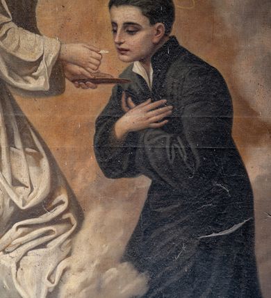 Zdjęcie nr 3: Obraz w formie stojącego prostokąta zamkniętego łukiem półkolistym nadwieszonym z uskokiem. W centrum przedstawiona grupa klęczących postaci, anioła i św. Stanisława Kostki oraz aniołka. Święty ukazany w prawej części obrazu, zwrócony w trzech czwartych w prawo, z rękami skrzyżowanymi na piersi, przyjmuje Komunię Świętą od anioła. Twarz ma młodzieńczą, o dużych, ciemnych oczach, skierowanych w dół, prostym nosie i pełnych ustach, okoloną krótkimi, ciemnymi włosami. Ubrany jest czarną sutannę z białym kołnierzykiem. Przed nim, w lewej części obrazu, na obłoku unosi się anioł, zwrócony profilem w lewo, w wyciągniętych ku świętemu dłoniach trzyma hostię i patenę. Anioł o młodzieńczej twarzy, dużych, ciemnych oczach, skierowanych w dół, prostym nosie i pełnych ustach; okolonej długimi, jasnymi włosami opadającymi na plecy. Ubrany jest w obszerną, białą tunikę przepasaną w talii. Jego skrzydła w kolorze różowo-brązowym są złożone na plecach. Poniżej anioła, w lewej części obrazu aniołek ukazany jako dziecko, klęczy na prawe kolano, zwrócony jest w trzech czwartych w prawo. W lewej, ugiętej ręce trzyma długą, zapaloną święcę opartą o ziemię, w prawej opuszczonej dzwonek. Aniołek o pełnej twarzy, dużych, ciemnych oczach, skierowanych w dół, prostym nosie i pełnych ustach; okolonej krótkimi, ciemnymi włosami, z grzywką. Ubrany jest w jasnoróżową, luźną tunikę, odsłaniającą prawe ramię oraz jasnoczerwony płaszcz przewiązany przez lewe ramię i wokół postaci. Skrzydła ma niewielkie, niebieskie, złożone na plecach. W dolnej części obrazu ukazana podłoga z kamiennych płyt. Przed świętym leży książka, laska i różaniec. Postacie ukazane na tle biało-szarych obłoków, rozjaśnionych na żółto w środkowej części obrazu, z trzema uskrzydlonymi główkami anielskimi w górnej partii. W prawym dolnym rogu sygnatura „B(olesław) Rutkowski / r(oku) p(ańskiego) 1914”.
