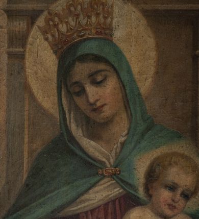 Zdjęcie nr 2: Obraz w formie stojącego prostokąta zamkniętego łukiem półkolistym nadwieszonym z uskokiem. W centrum ukazana Matka Boska siedząca na tronie z wysokim zapleckiem, zwieńczonym palmetą, ustawionym na dwustopniowej podstawie, flankowana przez klęczące poniżej postacie św. Dominika i św. Katarzyny Sieneńskiej. Maria ukazana frontalnie, z głową przechyloną na prawe ramię, lewą ręką przytrzymuje siedzące na jej kolanach Dzieciątko, prawą wyciąga w bok podając różaniec św. Dominikowi. Twarz ma owalną, o dużych oczach skierowanych w dół, prostym nosie i małych ustach, okoloną włosami ukrytymi pod welonem. Ubrana jest w blado czerwoną suknię, przepasaną w talii, wokół głowy i szyi ma białą podwikę, na głowę i ramiona ma narzucony jasnoniebieski płaszcz, zapięty klamrą pod szyją i opadający na kolana. Na głowie ma koronę otwartą, wokół niej nimb. Dzieciątko ukazane w pozycji siedzącej, frontalnie, przechylone w lewo, z wyciągniętymi w bok rekami, z których lewą kładzie na głowie św. Katarzyny, a prawą podaje jej różaniec. Twarz ma pełną, o dużych oczach, małym nosie i ustach, okoloną krótkimi, jasnymi włosami. Przez biodra ma przewiązaną białą pieluszkę. Wokół głowy ma kwadratowy nimb. W lewej części obrazu ukazana klęcząca postać św. Dominika zwróconego profilem w lewo, z uniesioną głową, prawą wyciągniętą ręką odbiera różaniec, lewą kładzie na piersi. Twarz ma szczupłą, o dużych oczach skierowanych w górę, prostym nosie i małych ustach, okoloną krótką brodą i włosami, z tonsurą na głowie. Ubrany jest w biały, luźny habit ze szkaplerzem i czarny płaszcz z pelerynką i kapturem. Nad głową ma aureolę. W prawej części obrazu ukazana klęcząca św. Katarzyna, zwrócona profilem w prawo, z pochyloną głową, prawą wyciągniętą ręką odbiera różaniec, lewą ma opuszczoną.  Twarz ma szczupłą, o oczach skierowanych w dół, prostym nosie i małych ustach. Ubrana jest w biały, luźny habit ze szkaplerzem, wokół twarzy ma białą podwikę, na plecy ma narzucony czarny płaszcz, na głowie zaś czarny welon i koronę cierniową, ponad nią aureolę. W dolnej części obrazu, na stopniu, pomiędzy świętymi leżą dwie gałązki lilii i różany wieniec. Postacie ukazane na tle błękitno-różowego nieba, wypełnionego obłokami z postaciami unoszących się dwóch puttów flankujących tron i trzech uskrzydlonych główek anielskich ponad nim. 
