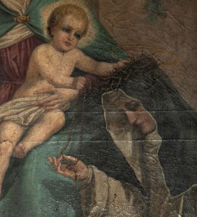 Zdjęcie nr 5: Obraz w formie stojącego prostokąta zamkniętego łukiem półkolistym nadwieszonym z uskokiem. W centrum ukazana Matka Boska siedząca na tronie z wysokim zapleckiem, zwieńczonym palmetą, ustawionym na dwustopniowej podstawie, flankowana przez klęczące poniżej postacie św. Dominika i św. Katarzyny Sieneńskiej. Maria ukazana frontalnie, z głową przechyloną na prawe ramię, lewą ręką przytrzymuje siedzące na jej kolanach Dzieciątko, prawą wyciąga w bok podając różaniec św. Dominikowi. Twarz ma owalną, o dużych oczach skierowanych w dół, prostym nosie i małych ustach, okoloną włosami ukrytymi pod welonem. Ubrana jest w blado czerwoną suknię, przepasaną w talii, wokół głowy i szyi ma białą podwikę, na głowę i ramiona ma narzucony jasnoniebieski płaszcz, zapięty klamrą pod szyją i opadający na kolana. Na głowie ma koronę otwartą, wokół niej nimb. Dzieciątko ukazane w pozycji siedzącej, frontalnie, przechylone w lewo, z wyciągniętymi w bok rekami, z których lewą kładzie na głowie św. Katarzyny, a prawą podaje jej różaniec. Twarz ma pełną, o dużych oczach, małym nosie i ustach, okoloną krótkimi, jasnymi włosami. Przez biodra ma przewiązaną białą pieluszkę. Wokół głowy ma kwadratowy nimb. W lewej części obrazu ukazana klęcząca postać św. Dominika zwróconego profilem w lewo, z uniesioną głową, prawą wyciągniętą ręką odbiera różaniec, lewą kładzie na piersi. Twarz ma szczupłą, o dużych oczach skierowanych w górę, prostym nosie i małych ustach, okoloną krótką brodą i włosami, z tonsurą na głowie. Ubrany jest w biały, luźny habit ze szkaplerzem i czarny płaszcz z pelerynką i kapturem. Nad głową ma aureolę. W prawej części obrazu ukazana klęcząca św. Katarzyna, zwrócona profilem w prawo, z pochyloną głową, prawą wyciągniętą ręką odbiera różaniec, lewą ma opuszczoną.  Twarz ma szczupłą, o oczach skierowanych w dół, prostym nosie i małych ustach. Ubrana jest w biały, luźny habit ze szkaplerzem, wokół twarzy ma białą podwikę, na plecy ma narzucony czarny płaszcz, na głowie zaś czarny welon i koronę cierniową, ponad nią aureolę. W dolnej części obrazu, na stopniu, pomiędzy świętymi leżą dwie gałązki lilii i różany wieniec. Postacie ukazane na tle błękitno-różowego nieba, wypełnionego obłokami z postaciami unoszących się dwóch puttów flankujących tron i trzech uskrzydlonych główek anielskich ponad nim. 
