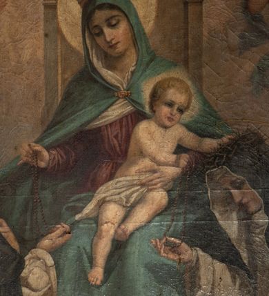 Zdjęcie nr 7: Obraz w formie stojącego prostokąta zamkniętego łukiem półkolistym nadwieszonym z uskokiem. W centrum ukazana Matka Boska siedząca na tronie z wysokim zapleckiem, zwieńczonym palmetą, ustawionym na dwustopniowej podstawie, flankowana przez klęczące poniżej postacie św. Dominika i św. Katarzyny Sieneńskiej. Maria ukazana frontalnie, z głową przechyloną na prawe ramię, lewą ręką przytrzymuje siedzące na jej kolanach Dzieciątko, prawą wyciąga w bok podając różaniec św. Dominikowi. Twarz ma owalną, o dużych oczach skierowanych w dół, prostym nosie i małych ustach, okoloną włosami ukrytymi pod welonem. Ubrana jest w blado czerwoną suknię, przepasaną w talii, wokół głowy i szyi ma białą podwikę, na głowę i ramiona ma narzucony jasnoniebieski płaszcz, zapięty klamrą pod szyją i opadający na kolana. Na głowie ma koronę otwartą, wokół niej nimb. Dzieciątko ukazane w pozycji siedzącej, frontalnie, przechylone w lewo, z wyciągniętymi w bok rekami, z których lewą kładzie na głowie św. Katarzyny, a prawą podaje jej różaniec. Twarz ma pełną, o dużych oczach, małym nosie i ustach, okoloną krótkimi, jasnymi włosami. Przez biodra ma przewiązaną białą pieluszkę. Wokół głowy ma kwadratowy nimb. W lewej części obrazu ukazana klęcząca postać św. Dominika zwróconego profilem w lewo, z uniesioną głową, prawą wyciągniętą ręką odbiera różaniec, lewą kładzie na piersi. Twarz ma szczupłą, o dużych oczach skierowanych w górę, prostym nosie i małych ustach, okoloną krótką brodą i włosami, z tonsurą na głowie. Ubrany jest w biały, luźny habit ze szkaplerzem i czarny płaszcz z pelerynką i kapturem. Nad głową ma aureolę. W prawej części obrazu ukazana klęcząca św. Katarzyna, zwrócona profilem w prawo, z pochyloną głową, prawą wyciągniętą ręką odbiera różaniec, lewą ma opuszczoną.  Twarz ma szczupłą, o oczach skierowanych w dół, prostym nosie i małych ustach. Ubrana jest w biały, luźny habit ze szkaplerzem, wokół twarzy ma białą podwikę, na plecy ma narzucony czarny płaszcz, na głowie zaś czarny welon i koronę cierniową, ponad nią aureolę. W dolnej części obrazu, na stopniu, pomiędzy świętymi leżą dwie gałązki lilii i różany wieniec. Postacie ukazane na tle błękitno-różowego nieba, wypełnionego obłokami z postaciami unoszących się dwóch puttów flankujących tron i trzech uskrzydlonych główek anielskich ponad nim. 
