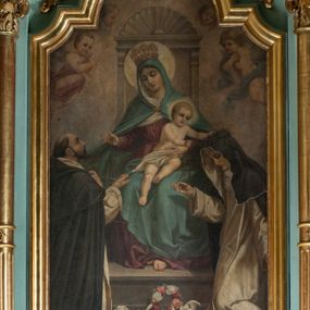 Zdjęcie nr 1: Obraz w formie stojącego prostokąta zamkniętego łukiem półkolistym nadwieszonym z uskokiem. W centrum ukazana Matka Boska siedząca na tronie z wysokim zapleckiem, zwieńczonym palmetą, ustawionym na dwustopniowej podstawie, flankowana przez klęczące poniżej postacie św. Dominika i św. Katarzyny Sieneńskiej. Maria ukazana frontalnie, z głową przechyloną na prawe ramię, lewą ręką przytrzymuje siedzące na jej kolanach Dzieciątko, prawą wyciąga w bok podając różaniec św. Dominikowi. Twarz ma owalną, o dużych oczach skierowanych w dół, prostym nosie i małych ustach, okoloną włosami ukrytymi pod welonem. Ubrana jest w blado czerwoną suknię, przepasaną w talii, wokół głowy i szyi ma białą podwikę, na głowę i ramiona ma narzucony jasnoniebieski płaszcz, zapięty klamrą pod szyją i opadający na kolana. Na głowie ma koronę otwartą, wokół niej nimb. Dzieciątko ukazane w pozycji siedzącej, frontalnie, przechylone w lewo, z wyciągniętymi w bok rekami, z których lewą kładzie na głowie św. Katarzyny, a prawą podaje jej różaniec. Twarz ma pełną, o dużych oczach, małym nosie i ustach, okoloną krótkimi, jasnymi włosami. Przez biodra ma przewiązaną białą pieluszkę. Wokół głowy ma kwadratowy nimb. W lewej części obrazu ukazana klęcząca postać św. Dominika zwróconego profilem w lewo, z uniesioną głową, prawą wyciągniętą ręką odbiera różaniec, lewą kładzie na piersi. Twarz ma szczupłą, o dużych oczach skierowanych w górę, prostym nosie i małych ustach, okoloną krótką brodą i włosami, z tonsurą na głowie. Ubrany jest w biały, luźny habit ze szkaplerzem i czarny płaszcz z pelerynką i kapturem. Nad głową ma aureolę. W prawej części obrazu ukazana klęcząca św. Katarzyna, zwrócona profilem w prawo, z pochyloną głową, prawą wyciągniętą ręką odbiera różaniec, lewą ma opuszczoną.  Twarz ma szczupłą, o oczach skierowanych w dół, prostym nosie i małych ustach. Ubrana jest w biały, luźny habit ze szkaplerzem, wokół twarzy ma białą podwikę, na plecy ma narzucony czarny płaszcz, na głowie zaś czarny welon i koronę cierniową, ponad nią aureolę. W dolnej części obrazu, na stopniu, pomiędzy świętymi leżą dwie gałązki lilii i różany wieniec. Postacie ukazane na tle błękitno-różowego nieba, wypełnionego obłokami z postaciami unoszących się dwóch puttów flankujących tron i trzech uskrzydlonych główek anielskich ponad nim. 
