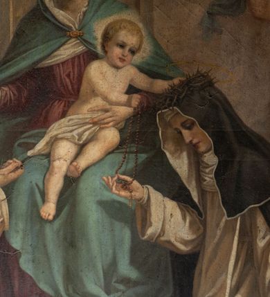 Zdjęcie nr 11: Obraz w formie stojącego prostokąta zamkniętego łukiem półkolistym nadwieszonym z uskokiem. W centrum ukazana Matka Boska siedząca na tronie z wysokim zapleckiem, zwieńczonym palmetą, ustawionym na dwustopniowej podstawie, flankowana przez klęczące poniżej postacie św. Dominika i św. Katarzyny Sieneńskiej. Maria ukazana frontalnie, z głową przechyloną na prawe ramię, lewą ręką przytrzymuje siedzące na jej kolanach Dzieciątko, prawą wyciąga w bok podając różaniec św. Dominikowi. Twarz ma owalną, o dużych oczach skierowanych w dół, prostym nosie i małych ustach, okoloną włosami ukrytymi pod welonem. Ubrana jest w blado czerwoną suknię, przepasaną w talii, wokół głowy i szyi ma białą podwikę, na głowę i ramiona ma narzucony jasnoniebieski płaszcz, zapięty klamrą pod szyją i opadający na kolana. Na głowie ma koronę otwartą, wokół niej nimb. Dzieciątko ukazane w pozycji siedzącej, frontalnie, przechylone w lewo, z wyciągniętymi w bok rekami, z których lewą kładzie na głowie św. Katarzyny, a prawą podaje jej różaniec. Twarz ma pełną, o dużych oczach, małym nosie i ustach, okoloną krótkimi, jasnymi włosami. Przez biodra ma przewiązaną białą pieluszkę. Wokół głowy ma kwadratowy nimb. W lewej części obrazu ukazana klęcząca postać św. Dominika zwróconego profilem w lewo, z uniesioną głową, prawą wyciągniętą ręką odbiera różaniec, lewą kładzie na piersi. Twarz ma szczupłą, o dużych oczach skierowanych w górę, prostym nosie i małych ustach, okoloną krótką brodą i włosami, z tonsurą na głowie. Ubrany jest w biały, luźny habit ze szkaplerzem i czarny płaszcz z pelerynką i kapturem. Nad głową ma aureolę. W prawej części obrazu ukazana klęcząca św. Katarzyna, zwrócona profilem w prawo, z pochyloną głową, prawą wyciągniętą ręką odbiera różaniec, lewą ma opuszczoną.  Twarz ma szczupłą, o oczach skierowanych w dół, prostym nosie i małych ustach. Ubrana jest w biały, luźny habit ze szkaplerzem, wokół twarzy ma białą podwikę, na plecy ma narzucony czarny płaszcz, na głowie zaś czarny welon i koronę cierniową, ponad nią aureolę. W dolnej części obrazu, na stopniu, pomiędzy świętymi leżą dwie gałązki lilii i różany wieniec. Postacie ukazane na tle błękitno-różowego nieba, wypełnionego obłokami z postaciami unoszących się dwóch puttów flankujących tron i trzech uskrzydlonych główek anielskich ponad nim. 
