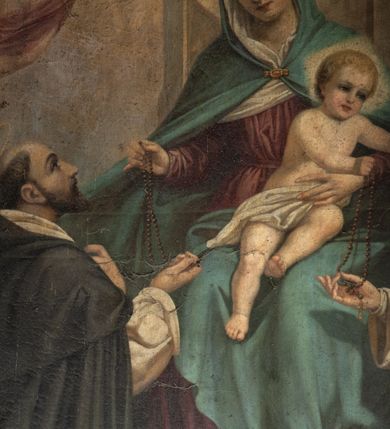 Zdjęcie nr 12: Obraz w formie stojącego prostokąta zamkniętego łukiem półkolistym nadwieszonym z uskokiem. W centrum ukazana Matka Boska siedząca na tronie z wysokim zapleckiem, zwieńczonym palmetą, ustawionym na dwustopniowej podstawie, flankowana przez klęczące poniżej postacie św. Dominika i św. Katarzyny Sieneńskiej. Maria ukazana frontalnie, z głową przechyloną na prawe ramię, lewą ręką przytrzymuje siedzące na jej kolanach Dzieciątko, prawą wyciąga w bok podając różaniec św. Dominikowi. Twarz ma owalną, o dużych oczach skierowanych w dół, prostym nosie i małych ustach, okoloną włosami ukrytymi pod welonem. Ubrana jest w blado czerwoną suknię, przepasaną w talii, wokół głowy i szyi ma białą podwikę, na głowę i ramiona ma narzucony jasnoniebieski płaszcz, zapięty klamrą pod szyją i opadający na kolana. Na głowie ma koronę otwartą, wokół niej nimb. Dzieciątko ukazane w pozycji siedzącej, frontalnie, przechylone w lewo, z wyciągniętymi w bok rekami, z których lewą kładzie na głowie św. Katarzyny, a prawą podaje jej różaniec. Twarz ma pełną, o dużych oczach, małym nosie i ustach, okoloną krótkimi, jasnymi włosami. Przez biodra ma przewiązaną białą pieluszkę. Wokół głowy ma kwadratowy nimb. W lewej części obrazu ukazana klęcząca postać św. Dominika zwróconego profilem w lewo, z uniesioną głową, prawą wyciągniętą ręką odbiera różaniec, lewą kładzie na piersi. Twarz ma szczupłą, o dużych oczach skierowanych w górę, prostym nosie i małych ustach, okoloną krótką brodą i włosami, z tonsurą na głowie. Ubrany jest w biały, luźny habit ze szkaplerzem i czarny płaszcz z pelerynką i kapturem. Nad głową ma aureolę. W prawej części obrazu ukazana klęcząca św. Katarzyna, zwrócona profilem w prawo, z pochyloną głową, prawą wyciągniętą ręką odbiera różaniec, lewą ma opuszczoną.  Twarz ma szczupłą, o oczach skierowanych w dół, prostym nosie i małych ustach. Ubrana jest w biały, luźny habit ze szkaplerzem, wokół twarzy ma białą podwikę, na plecy ma narzucony czarny płaszcz, na głowie zaś czarny welon i koronę cierniową, ponad nią aureolę. W dolnej części obrazu, na stopniu, pomiędzy świętymi leżą dwie gałązki lilii i różany wieniec. Postacie ukazane na tle błękitno-różowego nieba, wypełnionego obłokami z postaciami unoszących się dwóch puttów flankujących tron i trzech uskrzydlonych główek anielskich ponad nim. 
