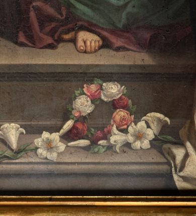 Zdjęcie nr 14: Obraz w formie stojącego prostokąta zamkniętego łukiem półkolistym nadwieszonym z uskokiem. W centrum ukazana Matka Boska siedząca na tronie z wysokim zapleckiem, zwieńczonym palmetą, ustawionym na dwustopniowej podstawie, flankowana przez klęczące poniżej postacie św. Dominika i św. Katarzyny Sieneńskiej. Maria ukazana frontalnie, z głową przechyloną na prawe ramię, lewą ręką przytrzymuje siedzące na jej kolanach Dzieciątko, prawą wyciąga w bok podając różaniec św. Dominikowi. Twarz ma owalną, o dużych oczach skierowanych w dół, prostym nosie i małych ustach, okoloną włosami ukrytymi pod welonem. Ubrana jest w blado czerwoną suknię, przepasaną w talii, wokół głowy i szyi ma białą podwikę, na głowę i ramiona ma narzucony jasnoniebieski płaszcz, zapięty klamrą pod szyją i opadający na kolana. Na głowie ma koronę otwartą, wokół niej nimb. Dzieciątko ukazane w pozycji siedzącej, frontalnie, przechylone w lewo, z wyciągniętymi w bok rekami, z których lewą kładzie na głowie św. Katarzyny, a prawą podaje jej różaniec. Twarz ma pełną, o dużych oczach, małym nosie i ustach, okoloną krótkimi, jasnymi włosami. Przez biodra ma przewiązaną białą pieluszkę. Wokół głowy ma kwadratowy nimb. W lewej części obrazu ukazana klęcząca postać św. Dominika zwróconego profilem w lewo, z uniesioną głową, prawą wyciągniętą ręką odbiera różaniec, lewą kładzie na piersi. Twarz ma szczupłą, o dużych oczach skierowanych w górę, prostym nosie i małych ustach, okoloną krótką brodą i włosami, z tonsurą na głowie. Ubrany jest w biały, luźny habit ze szkaplerzem i czarny płaszcz z pelerynką i kapturem. Nad głową ma aureolę. W prawej części obrazu ukazana klęcząca św. Katarzyna, zwrócona profilem w prawo, z pochyloną głową, prawą wyciągniętą ręką odbiera różaniec, lewą ma opuszczoną.  Twarz ma szczupłą, o oczach skierowanych w dół, prostym nosie i małych ustach. Ubrana jest w biały, luźny habit ze szkaplerzem, wokół twarzy ma białą podwikę, na plecy ma narzucony czarny płaszcz, na głowie zaś czarny welon i koronę cierniową, ponad nią aureolę. W dolnej części obrazu, na stopniu, pomiędzy świętymi leżą dwie gałązki lilii i różany wieniec. Postacie ukazane na tle błękitno-różowego nieba, wypełnionego obłokami z postaciami unoszących się dwóch puttów flankujących tron i trzech uskrzydlonych główek anielskich ponad nim. 
