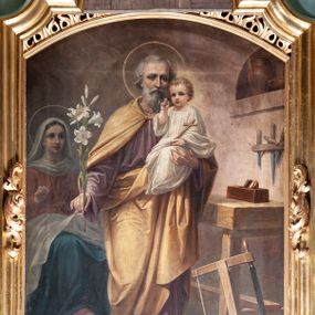 Zdjęcie nr 1: Obraz w formie stojącego prostokąta zamkniętego łukiem odcinkowym, z przedstawieniem Świętej Rodziny w pracowni stolarskiej. W centrum, na pierwszym planie św. Józef ukazany w pozycji stojącej, frontalnie, w kontrapoście, lewą ręką podtrzymuje Dzieciątko, w prawej, wyciągniętej w bok trzyma gałązkę lilii. Twarz ma szczupłą, o starczych rysach, dużych, migdałowatych oczach w ciemnej oprawie, garbatym nosie i wąskich ustach; okoloną gęstą, siwą brodą i krótkimi włosami. Ubrany jest w jasnofioletową, luźną tunikę oraz żółty płaszcz zarzucony na ramiona i z przodu postaci, zapięty pod szyją. Dzieciątko w pozycji siedzącej, zwrócone w trzech czwartych w prawo, w lewej, opuszczonej ręce trzyma krzyżyk, prawą unosi w geście błogosławieństwa. Twarz ma pełną, o dużych, migdałowatych oczach, małym nosie i pełnych ustach; okoloną jasnymi, kręconymi włosami. Ubrane jest w białą, luźną i długą tunikę. W lewej części obrazu, na drugim planie Maria ukazana w pozycji siedzącej, zwrócona w trzech czwartych w lewo, z uniesioną prawą ręką, w którą trzyma igłę z nitką. Twarz ma owalną, o młodzieńczych rysach, dużych oczach, prostym nosie i pełnych ustach, okoloną włosami ukrytymi pod welonem. Ubrana jest w jasnoczerwoną suknię, przepasaną w talii, niebieski płaszcz narzucony na kolana, wokół głowy i szyi ma biały welon, na kolanach zaś białą tkaninę, którą szyje. Postacie ukazane we wnętrzu pracowni, z podłogą wyłożoną kamiennymi płytami i jasnobrązowymi ścianami, w prawej części obrazu ukazany drewniany stół przy którym znajdują się narzędzia stolarskie. W lewym dolnym rogu sygnatura „B(olesław) Rutkowski / r(oku) p(ańskiego) 1914”. 







