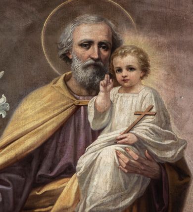 Zdjęcie nr 7: Obraz w formie stojącego prostokąta zamkniętego łukiem odcinkowym, z przedstawieniem Świętej Rodziny w pracowni stolarskiej. W centrum, na pierwszym planie św. Józef ukazany w pozycji stojącej, frontalnie, w kontrapoście, lewą ręką podtrzymuje Dzieciątko, w prawej, wyciągniętej w bok trzyma gałązkę lilii. Twarz ma szczupłą, o starczych rysach, dużych, migdałowatych oczach w ciemnej oprawie, garbatym nosie i wąskich ustach; okoloną gęstą, siwą brodą i krótkimi włosami. Ubrany jest w jasnofioletową, luźną tunikę oraz żółty płaszcz zarzucony na ramiona i z przodu postaci, zapięty pod szyją. Dzieciątko w pozycji siedzącej, zwrócone w trzech czwartych w prawo, w lewej, opuszczonej ręce trzyma krzyżyk, prawą unosi w geście błogosławieństwa. Twarz ma pełną, o dużych, migdałowatych oczach, małym nosie i pełnych ustach; okoloną jasnymi, kręconymi włosami. Ubrane jest w białą, luźną i długą tunikę. W lewej części obrazu, na drugim planie Maria ukazana w pozycji siedzącej, zwrócona w trzech czwartych w lewo, z uniesioną prawą ręką, w którą trzyma igłę z nitką. Twarz ma owalną, o młodzieńczych rysach, dużych oczach, prostym nosie i pełnych ustach, okoloną włosami ukrytymi pod welonem. Ubrana jest w jasnoczerwoną suknię, przepasaną w talii, niebieski płaszcz narzucony na kolana, wokół głowy i szyi ma biały welon, na kolanach zaś białą tkaninę, którą szyje. Postacie ukazane we wnętrzu pracowni, z podłogą wyłożoną kamiennymi płytami i jasnobrązowymi ścianami, w prawej części obrazu ukazany drewniany stół przy którym znajdują się narzędzia stolarskie. W lewym dolnym rogu sygnatura „B(olesław) Rutkowski / r(oku) p(ańskiego) 1914”. 







