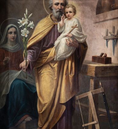 Zdjęcie nr 2: Obraz w formie stojącego prostokąta zamkniętego łukiem odcinkowym, z przedstawieniem Świętej Rodziny w pracowni stolarskiej. W centrum, na pierwszym planie św. Józef ukazany w pozycji stojącej, frontalnie, w kontrapoście, lewą ręką podtrzymuje Dzieciątko, w prawej, wyciągniętej w bok trzyma gałązkę lilii. Twarz ma szczupłą, o starczych rysach, dużych, migdałowatych oczach w ciemnej oprawie, garbatym nosie i wąskich ustach; okoloną gęstą, siwą brodą i krótkimi włosami. Ubrany jest w jasnofioletową, luźną tunikę oraz żółty płaszcz zarzucony na ramiona i z przodu postaci, zapięty pod szyją. Dzieciątko w pozycji siedzącej, zwrócone w trzech czwartych w prawo, w lewej, opuszczonej ręce trzyma krzyżyk, prawą unosi w geście błogosławieństwa. Twarz ma pełną, o dużych, migdałowatych oczach, małym nosie i pełnych ustach; okoloną jasnymi, kręconymi włosami. Ubrane jest w białą, luźną i długą tunikę. W lewej części obrazu, na drugim planie Maria ukazana w pozycji siedzącej, zwrócona w trzech czwartych w lewo, z uniesioną prawą ręką, w którą trzyma igłę z nitką. Twarz ma owalną, o młodzieńczych rysach, dużych oczach, prostym nosie i pełnych ustach, okoloną włosami ukrytymi pod welonem. Ubrana jest w jasnoczerwoną suknię, przepasaną w talii, niebieski płaszcz narzucony na kolana, wokół głowy i szyi ma biały welon, na kolanach zaś białą tkaninę, którą szyje. Postacie ukazane we wnętrzu pracowni, z podłogą wyłożoną kamiennymi płytami i jasnobrązowymi ścianami, w prawej części obrazu ukazany drewniany stół przy którym znajdują się narzędzia stolarskie. W lewym dolnym rogu sygnatura „B(olesław) Rutkowski / r(oku) p(ańskiego) 1914”. 







