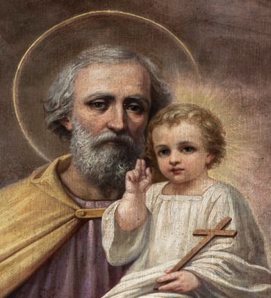 Zdjęcie nr 9: Obraz w formie stojącego prostokąta zamkniętego łukiem odcinkowym, z przedstawieniem Świętej Rodziny w pracowni stolarskiej. W centrum, na pierwszym planie św. Józef ukazany w pozycji stojącej, frontalnie, w kontrapoście, lewą ręką podtrzymuje Dzieciątko, w prawej, wyciągniętej w bok trzyma gałązkę lilii. Twarz ma szczupłą, o starczych rysach, dużych, migdałowatych oczach w ciemnej oprawie, garbatym nosie i wąskich ustach; okoloną gęstą, siwą brodą i krótkimi włosami. Ubrany jest w jasnofioletową, luźną tunikę oraz żółty płaszcz zarzucony na ramiona i z przodu postaci, zapięty pod szyją. Dzieciątko w pozycji siedzącej, zwrócone w trzech czwartych w prawo, w lewej, opuszczonej ręce trzyma krzyżyk, prawą unosi w geście błogosławieństwa. Twarz ma pełną, o dużych, migdałowatych oczach, małym nosie i pełnych ustach; okoloną jasnymi, kręconymi włosami. Ubrane jest w białą, luźną i długą tunikę. W lewej części obrazu, na drugim planie Maria ukazana w pozycji siedzącej, zwrócona w trzech czwartych w lewo, z uniesioną prawą ręką, w którą trzyma igłę z nitką. Twarz ma owalną, o młodzieńczych rysach, dużych oczach, prostym nosie i pełnych ustach, okoloną włosami ukrytymi pod welonem. Ubrana jest w jasnoczerwoną suknię, przepasaną w talii, niebieski płaszcz narzucony na kolana, wokół głowy i szyi ma biały welon, na kolanach zaś białą tkaninę, którą szyje. Postacie ukazane we wnętrzu pracowni, z podłogą wyłożoną kamiennymi płytami i jasnobrązowymi ścianami, w prawej części obrazu ukazany drewniany stół przy którym znajdują się narzędzia stolarskie. W lewym dolnym rogu sygnatura „B(olesław) Rutkowski / r(oku) p(ańskiego) 1914”. 







