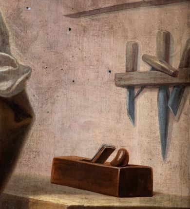 Zdjęcie nr 3: Obraz w formie stojącego prostokąta zamkniętego łukiem odcinkowym, z przedstawieniem Świętej Rodziny w pracowni stolarskiej. W centrum, na pierwszym planie św. Józef ukazany w pozycji stojącej, frontalnie, w kontrapoście, lewą ręką podtrzymuje Dzieciątko, w prawej, wyciągniętej w bok trzyma gałązkę lilii. Twarz ma szczupłą, o starczych rysach, dużych, migdałowatych oczach w ciemnej oprawie, garbatym nosie i wąskich ustach; okoloną gęstą, siwą brodą i krótkimi włosami. Ubrany jest w jasnofioletową, luźną tunikę oraz żółty płaszcz zarzucony na ramiona i z przodu postaci, zapięty pod szyją. Dzieciątko w pozycji siedzącej, zwrócone w trzech czwartych w prawo, w lewej, opuszczonej ręce trzyma krzyżyk, prawą unosi w geście błogosławieństwa. Twarz ma pełną, o dużych, migdałowatych oczach, małym nosie i pełnych ustach; okoloną jasnymi, kręconymi włosami. Ubrane jest w białą, luźną i długą tunikę. W lewej części obrazu, na drugim planie Maria ukazana w pozycji siedzącej, zwrócona w trzech czwartych w lewo, z uniesioną prawą ręką, w którą trzyma igłę z nitką. Twarz ma owalną, o młodzieńczych rysach, dużych oczach, prostym nosie i pełnych ustach, okoloną włosami ukrytymi pod welonem. Ubrana jest w jasnoczerwoną suknię, przepasaną w talii, niebieski płaszcz narzucony na kolana, wokół głowy i szyi ma biały welon, na kolanach zaś białą tkaninę, którą szyje. Postacie ukazane we wnętrzu pracowni, z podłogą wyłożoną kamiennymi płytami i jasnobrązowymi ścianami, w prawej części obrazu ukazany drewniany stół przy którym znajdują się narzędzia stolarskie. W lewym dolnym rogu sygnatura „B(olesław) Rutkowski / r(oku) p(ańskiego) 1914”. 







