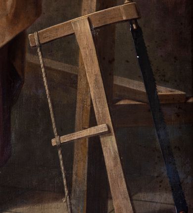 Zdjęcie nr 12: Obraz w formie stojącego prostokąta zamkniętego łukiem odcinkowym, z przedstawieniem Świętej Rodziny w pracowni stolarskiej. W centrum, na pierwszym planie św. Józef ukazany w pozycji stojącej, frontalnie, w kontrapoście, lewą ręką podtrzymuje Dzieciątko, w prawej, wyciągniętej w bok trzyma gałązkę lilii. Twarz ma szczupłą, o starczych rysach, dużych, migdałowatych oczach w ciemnej oprawie, garbatym nosie i wąskich ustach; okoloną gęstą, siwą brodą i krótkimi włosami. Ubrany jest w jasnofioletową, luźną tunikę oraz żółty płaszcz zarzucony na ramiona i z przodu postaci, zapięty pod szyją. Dzieciątko w pozycji siedzącej, zwrócone w trzech czwartych w prawo, w lewej, opuszczonej ręce trzyma krzyżyk, prawą unosi w geście błogosławieństwa. Twarz ma pełną, o dużych, migdałowatych oczach, małym nosie i pełnych ustach; okoloną jasnymi, kręconymi włosami. Ubrane jest w białą, luźną i długą tunikę. W lewej części obrazu, na drugim planie Maria ukazana w pozycji siedzącej, zwrócona w trzech czwartych w lewo, z uniesioną prawą ręką, w którą trzyma igłę z nitką. Twarz ma owalną, o młodzieńczych rysach, dużych oczach, prostym nosie i pełnych ustach, okoloną włosami ukrytymi pod welonem. Ubrana jest w jasnoczerwoną suknię, przepasaną w talii, niebieski płaszcz narzucony na kolana, wokół głowy i szyi ma biały welon, na kolanach zaś białą tkaninę, którą szyje. Postacie ukazane we wnętrzu pracowni, z podłogą wyłożoną kamiennymi płytami i jasnobrązowymi ścianami, w prawej części obrazu ukazany drewniany stół przy którym znajdują się narzędzia stolarskie. W lewym dolnym rogu sygnatura „B(olesław) Rutkowski / r(oku) p(ańskiego) 1914”. 







