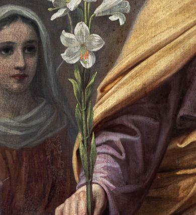 Zdjęcie nr 13: Obraz w formie stojącego prostokąta zamkniętego łukiem odcinkowym, z przedstawieniem Świętej Rodziny w pracowni stolarskiej. W centrum, na pierwszym planie św. Józef ukazany w pozycji stojącej, frontalnie, w kontrapoście, lewą ręką podtrzymuje Dzieciątko, w prawej, wyciągniętej w bok trzyma gałązkę lilii. Twarz ma szczupłą, o starczych rysach, dużych, migdałowatych oczach w ciemnej oprawie, garbatym nosie i wąskich ustach; okoloną gęstą, siwą brodą i krótkimi włosami. Ubrany jest w jasnofioletową, luźną tunikę oraz żółty płaszcz zarzucony na ramiona i z przodu postaci, zapięty pod szyją. Dzieciątko w pozycji siedzącej, zwrócone w trzech czwartych w prawo, w lewej, opuszczonej ręce trzyma krzyżyk, prawą unosi w geście błogosławieństwa. Twarz ma pełną, o dużych, migdałowatych oczach, małym nosie i pełnych ustach; okoloną jasnymi, kręconymi włosami. Ubrane jest w białą, luźną i długą tunikę. W lewej części obrazu, na drugim planie Maria ukazana w pozycji siedzącej, zwrócona w trzech czwartych w lewo, z uniesioną prawą ręką, w którą trzyma igłę z nitką. Twarz ma owalną, o młodzieńczych rysach, dużych oczach, prostym nosie i pełnych ustach, okoloną włosami ukrytymi pod welonem. Ubrana jest w jasnoczerwoną suknię, przepasaną w talii, niebieski płaszcz narzucony na kolana, wokół głowy i szyi ma biały welon, na kolanach zaś białą tkaninę, którą szyje. Postacie ukazane we wnętrzu pracowni, z podłogą wyłożoną kamiennymi płytami i jasnobrązowymi ścianami, w prawej części obrazu ukazany drewniany stół przy którym znajdują się narzędzia stolarskie. W lewym dolnym rogu sygnatura „B(olesław) Rutkowski / r(oku) p(ańskiego) 1914”. 







