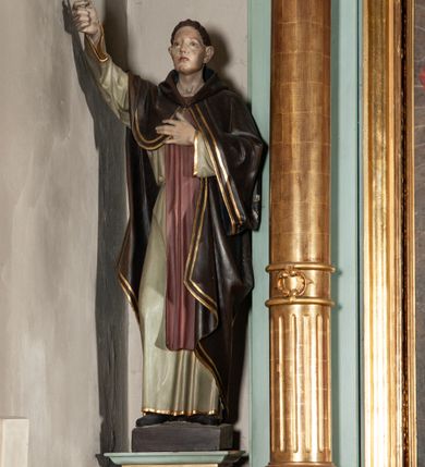 Zdjęcie nr 1: Rzeźba pełnoplastyczna, ustawiona na podstawie na planie prostokąta. Święty Jacek ukazany frontalnie, w kontrapoście,  prawą rękę unosi ponad głowę, lewą kładzie na piersi. Twarz ma szczupłą, o zmarszczonym czole, podkreślonych kościach policzkowych i brodzie; oczy ma migdałowate, skierowane w górę, prosty nos i wąskie, rozchylone usta. Włosy krótkie, brązowe, z tonsurą na głowie. Ubrany jest w biały habit ze złoconą lamówką i różowym szkaplerzem, na ramiona ma narzucony ciemnobrązowy płaszcz z kapturem i podwójną, złoconą lamówką, na stopach na czarne buty. Polichromia ciała naturalistyczna, o bladej karnacji. 

