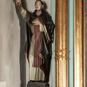 Zdjęcie nr 1: Rzeźba pełnoplastyczna, ustawiona na podstawie na planie prostokąta. Święty Jacek ukazany frontalnie, w kontrapoście,  prawą rękę unosi ponad głowę, lewą kładzie na piersi. Twarz ma szczupłą, o zmarszczonym czole, podkreślonych kościach policzkowych i brodzie; oczy ma migdałowate, skierowane w górę, prosty nos i wąskie, rozchylone usta. Włosy krótkie, brązowe, z tonsurą na głowie. Ubrany jest w biały habit ze złoconą lamówką i różowym szkaplerzem, na ramiona ma narzucony ciemnobrązowy płaszcz z kapturem i podwójną, złoconą lamówką, na stopach na czarne buty. Polichromia ciała naturalistyczna, o bladej karnacji. 
