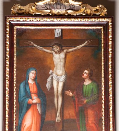 Zdjęcie nr 4: Stacje drogi krzyżowej zawieszone na ścianach bocznych nawy głównej. Obrazy w kształcie stojących prostokątów. W zwieńczeniu w kartuszu oplecionym rzeźbionymi liśćmi akantu malowane nazwy stacji, zapisane „STACYA I / STACYA II [...]”. U góry zakończone krzyżykiem łacińskim. Obrazy ujęte profilowaną ramą, zdobioną kimationem.  Kolorystyka żywa, z dominacją czerwieni i błękitu, plan dalszy rozmyty. Rama polichromowana na bordowo, profilowania i ornamentyka złocone, detale srebrzone.
