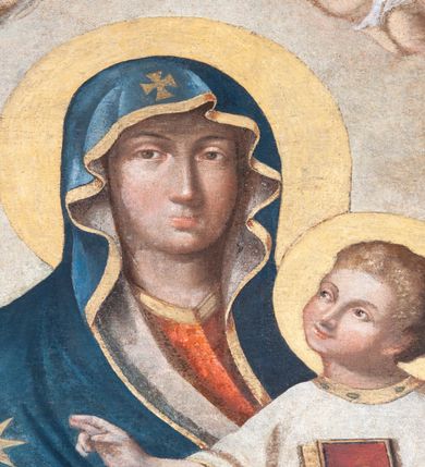 Zdjęcie nr 3: Obraz w formie stojącego prostokąta zamkniętego łukiem półkolistym z przedstawieniem Matki Boskiej Śnieżnej. W centrum kompozycji została ukazana Matka Boska z Dzieciątkiem w ujęciu do kolan, frontalnie. Maria oburącz podtrzymuje siedzące na jej lewym przedramieniu Dzieciątko, a w lewej dłoni trzyma białą chusteczkę. Twarz Marii pełna o delikatnie zarysowanych oczach i długim, prostym nosie oraz małych ustach. Ubrana jest w czerwoną suknię oraz ciemnogranatowy płaszcz zarzucony na głowę i ramiona ze złotą lamówką i gwiazdą na prawym ramieniu. Dzieciątko zwrócone jest trzy czwarte w prawo, głowę delikatnie unosi ku górze w stronę Matki. W lewej ręce trzyma zamkniętą księgą w czerwonej oprawie, a prawą błogosławi. Twarz o dziecięcych rysach z zarumienionymi policzkami. Włosy krótkie, jasne i kędzierzawe. Ubrane jest w białą sukienkę oraz sandały. Oboje wokół głów mają złote i koliste nimby. Nad głową Matki Boskiej znajduje się para aniołków, które podtrzymują zamkniętą koronę. Całość ukazana jest na tle obłoków, po bokach są uskrzydlone główki aniołków. Rama drewniana, profilowana i złocona.