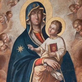 Zdjęcie nr 1: Obraz w formie stojącego prostokąta zamkniętego łukiem półkolistym z przedstawieniem Matki Boskiej Śnieżnej. W centrum kompozycji została ukazana Matka Boska z Dzieciątkiem w ujęciu do kolan, frontalnie. Maria oburącz podtrzymuje siedzące na jej lewym przedramieniu Dzieciątko, a w lewej dłoni trzyma białą chusteczkę. Twarz Marii pełna o delikatnie zarysowanych oczach i długim, prostym nosie oraz małych ustach. Ubrana jest w czerwoną suknię oraz ciemnogranatowy płaszcz zarzucony na głowę i ramiona ze złotą lamówką i gwiazdą na prawym ramieniu. Dzieciątko zwrócone jest trzy czwarte w prawo, głowę delikatnie unosi ku górze w stronę Matki. W lewej ręce trzyma zamkniętą księgą w czerwonej oprawie, a prawą błogosławi. Twarz o dziecięcych rysach z zarumienionymi policzkami. Włosy krótkie, jasne i kędzierzawe. Ubrane jest w białą sukienkę oraz sandały. Oboje wokół głów mają złote i koliste nimby. Nad głową Matki Boskiej znajduje się para aniołków, które podtrzymują zamkniętą koronę. Całość ukazana jest na tle obłoków, po bokach są uskrzydlone główki aniołków. Rama drewniana, profilowana i złocona.