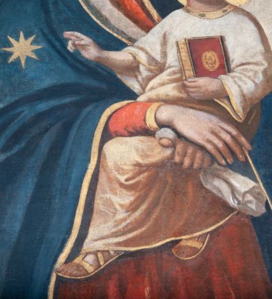 Zdjęcie nr 5: Obraz w formie stojącego prostokąta zamkniętego łukiem półkolistym z przedstawieniem Matki Boskiej Śnieżnej. W centrum kompozycji została ukazana Matka Boska z Dzieciątkiem w ujęciu do kolan, frontalnie. Maria oburącz podtrzymuje siedzące na jej lewym przedramieniu Dzieciątko, a w lewej dłoni trzyma białą chusteczkę. Twarz Marii pełna o delikatnie zarysowanych oczach i długim, prostym nosie oraz małych ustach. Ubrana jest w czerwoną suknię oraz ciemnogranatowy płaszcz zarzucony na głowę i ramiona ze złotą lamówką i gwiazdą na prawym ramieniu. Dzieciątko zwrócone jest trzy czwarte w prawo, głowę delikatnie unosi ku górze w stronę Matki. W lewej ręce trzyma zamkniętą księgą w czerwonej oprawie, a prawą błogosławi. Twarz o dziecięcych rysach z zarumienionymi policzkami. Włosy krótkie, jasne i kędzierzawe. Ubrane jest w białą sukienkę oraz sandały. Oboje wokół głów mają złote i koliste nimby. Nad głową Matki Boskiej znajduje się para aniołków, które podtrzymują zamkniętą koronę. Całość ukazana jest na tle obłoków, po bokach są uskrzydlone główki aniołków. Rama drewniana, profilowana i złocona.