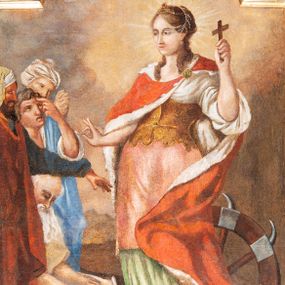 Zdjęcie nr 1: Obraz w formie stojącego prostokąta zamkniętego łukiem półkolistym nadwieszonym utworzonym z dwóch  akantowych wolut.  W centrum postać św. Katarzyny zwróconej trzy czwarte w prawo; lewą rękę unosi, trzymając krzyżyk, prawą wyciąga ku stojącym w lewej części obrazu postaciom. Twarz pełna o podkreślonych łukach brwiowych i nosie; włosy upięte z tyłu głowy, dekorowane sznurami pereł, na głowie ma diadem. Święta ubrana jest w zieloną suknię spodnią, białą koszulę i różową spódnicę, złoty gorset, a także czerwony płaszcz podbity gronostajem, zapięty na lewym ramieniu fibulą. Poniżej, przy jej lewym boku leżą atrybuty męczeństwa: koło oraz miecz. Po lewej stronie grupa mężczyzn w turbanach na głowach. Poniżej siedzący starzec, trzymający na kolanach rozwinięty zwój. Scena na tle krajobrazu oraz skłębionego nieba, rozjaśnionego glorią wokół głowy świętej. W górnej części obrazu postacie anielskie. Kolorystyka dzieła intensywna, żywa utrzymana w odcieniach czerwieni i  brązów. Rama drewniana, profilowana, złocona.