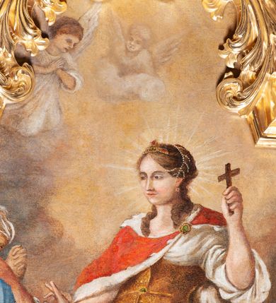 Zdjęcie nr 5: Obraz w formie stojącego prostokąta zamkniętego łukiem półkolistym nadwieszonym utworzonym z dwóch  akantowych wolut.  W centrum postać św. Katarzyny zwróconej trzy czwarte w prawo; lewą rękę unosi, trzymając krzyżyk, prawą wyciąga ku stojącym w lewej części obrazu postaciom. Twarz pełna o podkreślonych łukach brwiowych i nosie; włosy upięte z tyłu głowy, dekorowane sznurami pereł, na głowie ma diadem. Święta ubrana jest w zieloną suknię spodnią, białą koszulę i różową spódnicę, złoty gorset, a także czerwony płaszcz podbity gronostajem, zapięty na lewym ramieniu fibulą. Poniżej, przy jej lewym boku leżą atrybuty męczeństwa: koło oraz miecz. Po lewej stronie grupa mężczyzn w turbanach na głowach. Poniżej siedzący starzec, trzymający na kolanach rozwinięty zwój. Scena na tle krajobrazu oraz skłębionego nieba, rozjaśnionego glorią wokół głowy świętej. W górnej części obrazu postacie anielskie. Kolorystyka dzieła intensywna, żywa utrzymana w odcieniach czerwieni i  brązów. Rama drewniana, profilowana, złocona.