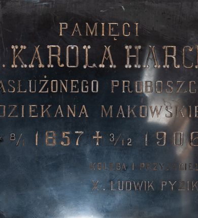 Zdjęcie nr 1: Tablica w kształcie leżącego prostokąta ozdobiona rozetami w narożach. W polu inskrypcja „PAMIĘCI / X(IĘDZA) KAROLA HARCHE / ZASŁUŻONEGO PROBOSZCZA / I DZIEKANA MAKOWSKIEGO / * 8/1 1857 † 3/12 1906. / KOLEGA I PRZYJACIEL / X(IĄDZ) LUDWIK PYZIK.”