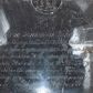 Zdjęcie nr 1: Tablica w kształcie leżącego prostokąta, zwieńczona medalionem, w którym znajduje się tarcza herbowa, dzielona w słup z dwoma godłami: po prawej błędnie odkute godło herbu Bogoria (przekrzyżowana rogacina na wspak), po lewej godło herbu Korab, nad tarczą korona otwarta. W polu inskrypcja „Józefa na Zdziennicach Korab Zdzieńska / Zamężna na Bogoryi de PLESZOWSKA Matka 5. małoletnich / pozostałych Synów w życiu swym Lat 30. w Zamęściu Lat 13. Cnotliwa / Małżonka i troskliwa Matka zakończyła życie d(nia) 2 List(opada) 1821 r(oku) / Pozostały Małżonek Antoni de PLESZOWSKI / C(esarski) [i] K(rólewski) Sędzia Kameralny wraz z Familią w dowód / prawdziwego przywiązania i szacunku pomnik ten położył / prosząc o westchnienie za Jey Duszę do BOGA.”
