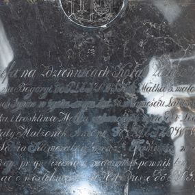 Zdjęcie nr 1: Tablica w kształcie leżącego prostokąta, zwieńczona medalionem, w którym znajduje się tarcza herbowa, dzielona w słup z dwoma godłami: po prawej błędnie odkute godło herbu Bogoria (przekrzyżowana rogacina na wspak), po lewej godło herbu Korab, nad tarczą korona otwarta. W polu inskrypcja „Józefa na Zdziennicach Korab Zdzieńska / Zamężna na Bogoryi de PLESZOWSKA Matka 5. małoletnich / pozostałych Synów w życiu swym Lat 30. w Zamęściu Lat 13. Cnotliwa / Małżonka i troskliwa Matka zakończyła życie d(nia) 2 List(opada) 1821 r(oku) / Pozostały Małżonek Antoni de PLESZOWSKI / C(esarski) [i] K(rólewski) Sędzia Kameralny wraz z Familią w dowód / prawdziwego przywiązania i szacunku pomnik ten położył / prosząc o westchnienie za Jey Duszę do BOGA.”
