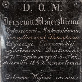 Zdjęcie nr 1: Tablica w kształcie stojącego prostokąta, zdobiona podwójną linią rytą wzdłuż krawędzi i rozetami w narożach. W polu tablicy inskrypcja „D(EO) O(PTIMO) M(AXIMO) / Jerzemu Majerskiemu / Proboszczowi Makowskiemu, / Konsyliarzowi Konsystorza / Dyecezyi Tarnowskiej, / wysłużonemu Dziekanowi, / w 71 r(ok)u życia swego d(nia) 6. Paź/dziernika 1842. zmarłemu. / Dobremu Wujowi swemu / Jan i Joanna z Kleynów / Skakalscy. / na wieczną pamiątkę pomnik / ten położyli z prośbą Czytelników / o westchnienie za duszę Jego / do Boga.”.
