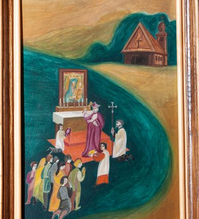 Zdjęcie nr 4: Stalle trójosiowe z baldachimem. Przedpiersie dekorowane profilowanymi pseudo płycinami z krzyżami w polu; zwieńczone profilowanym gzymsem. Zaplecek artykułowany lizenami z kanelurą; w polach obrazy w formie stojących prostokątów o ściętych bokach, umieszczone w profilowanych ramach z malowanymi scenami. Stalla lewa: 1. Ksiądz Jakub Wujek adorujący Matkę Boską Makowską, u góry data: „1591 r[ok]”, u dołu napis „KS[IĄDZ] JAKUB WUJEK PROSI M[ATKĘ] B[OSKĄ] MAKOWSKĄ / O OCALENIE W CZASIE GRASUJĄCEJ ZARAZY”; 2. Poświęcenie obrazu Matki Boskiej Makowskiej, u góry data: „1602 r[ok]”, a u dołu napis: „POŚWIĘCENIE OBRAZU PRZEZ / KARD[YNAŁA] BERNARDA MACIEJOWSKIEGO”; 3. Najazd Szwedów, u góry data: „1657 r[ok], u dołu napis: „NAJAZD SZWEDÓW”. Stalla prawa: 1. Przeniesienie obrazu Matki Boskiej Makowskiej do nowego kościoła, u góry data „1745 r[ok]”, u dołu napis „PRZENIESIENIE OBRAZU / ZE STAREGO DO NOWEGO KOŚCIOŁA”;  2. Dzień maryjny, u góry data: „26.V. 1963 r[ok]”; u dołu napis: „DZIEŃ MARYJNY”; 3. Poświęcenie nowej polichromii, u góry data: „11. XII. 1966 r[ok]”, u dołu napis: „MILLENIUM / POŚWIĘCENIE NOWEJ POLICHROMII”. Baldachim w formie profilowanego gzymsu, wsparty na czterech wolutowo skręconych konsolach, zwieńczony ośmiobocznym obrazem z gołębicą Ducha Świętego (stalla lewa), rybą (stalla prawa); ujętym geometrycznym ornamentem. W podniebiu ośmioboczne kasetony mieszczące malowane znaki parafii. W stalli lewej: parafii Maków, inicjały „x. Fr Dź” oraz wsi Juszczyn. W stali prawej: wsi Żarnówka, wsi Biała oraz wsi Grzechynia.