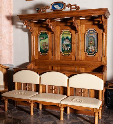Zdjęcie nr 2: Stalle trójosiowe z baldachimem. Przedpiersie dekorowane profilowanymi pseudo płycinami z krzyżami w polu; zwieńczone profilowanym gzymsem. Zaplecek artykułowany lizenami z kanelurą; w polach obrazy w formie stojących prostokątów o ściętych bokach, umieszczone w profilowanych ramach z malowanymi scenami. Stalla lewa: 1. Ksiądz Jakub Wujek adorujący Matkę Boską Makowską, u góry data: „1591 r[ok]”, u dołu napis „KS[IĄDZ] JAKUB WUJEK PROSI M[ATKĘ] B[OSKĄ] MAKOWSKĄ / O OCALENIE W CZASIE GRASUJĄCEJ ZARAZY”; 2. Poświęcenie obrazu Matki Boskiej Makowskiej, u góry data: „1602 r[ok]”, a u dołu napis: „POŚWIĘCENIE OBRAZU PRZEZ / KARD[YNAŁA] BERNARDA MACIEJOWSKIEGO”; 3. Najazd Szwedów, u góry data: „1657 r[ok], u dołu napis: „NAJAZD SZWEDÓW”. Stalla prawa: 1. Przeniesienie obrazu Matki Boskiej Makowskiej do nowego kościoła, u góry data „1745 r[ok]”, u dołu napis „PRZENIESIENIE OBRAZU / ZE STAREGO DO NOWEGO KOŚCIOŁA”;  2. Dzień maryjny, u góry data: „26.V. 1963 r[ok]”; u dołu napis: „DZIEŃ MARYJNY”; 3. Poświęcenie nowej polichromii, u góry data: „11. XII. 1966 r[ok]”, u dołu napis: „MILLENIUM / POŚWIĘCENIE NOWEJ POLICHROMII”. Baldachim w formie profilowanego gzymsu, wsparty na czterech wolutowo skręconych konsolach, zwieńczony ośmiobocznym obrazem z gołębicą Ducha Świętego (stalla lewa), rybą (stalla prawa); ujętym geometrycznym ornamentem. W podniebiu ośmioboczne kasetony mieszczące malowane znaki parafii. W stalli lewej: parafii Maków, inicjały „x. Fr Dź” oraz wsi Juszczyn. W stali prawej: wsi Żarnówka, wsi Biała oraz wsi Grzechynia.