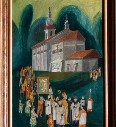 Zdjęcie nr 7: Stalle trójosiowe z baldachimem. Przedpiersie dekorowane profilowanymi pseudo płycinami z krzyżami w polu; zwieńczone profilowanym gzymsem. Zaplecek artykułowany lizenami z kanelurą; w polach obrazy w formie stojących prostokątów o ściętych bokach, umieszczone w profilowanych ramach z malowanymi scenami. Stalla lewa: 1. Ksiądz Jakub Wujek adorujący Matkę Boską Makowską, u góry data: „1591 r[ok]”, u dołu napis „KS[IĄDZ] JAKUB WUJEK PROSI M[ATKĘ] B[OSKĄ] MAKOWSKĄ / O OCALENIE W CZASIE GRASUJĄCEJ ZARAZY”; 2. Poświęcenie obrazu Matki Boskiej Makowskiej, u góry data: „1602 r[ok]”, a u dołu napis: „POŚWIĘCENIE OBRAZU PRZEZ / KARD[YNAŁA] BERNARDA MACIEJOWSKIEGO”; 3. Najazd Szwedów, u góry data: „1657 r[ok], u dołu napis: „NAJAZD SZWEDÓW”. Stalla prawa: 1. Przeniesienie obrazu Matki Boskiej Makowskiej do nowego kościoła, u góry data „1745 r[ok]”, u dołu napis „PRZENIESIENIE OBRAZU / ZE STAREGO DO NOWEGO KOŚCIOŁA”;  2. Dzień maryjny, u góry data: „26.V. 1963 r[ok]”; u dołu napis: „DZIEŃ MARYJNY”; 3. Poświęcenie nowej polichromii, u góry data: „11. XII. 1966 r[ok]”, u dołu napis: „MILLENIUM / POŚWIĘCENIE NOWEJ POLICHROMII”. Baldachim w formie profilowanego gzymsu, wsparty na czterech wolutowo skręconych konsolach, zwieńczony ośmiobocznym obrazem z gołębicą Ducha Świętego (stalla lewa), rybą (stalla prawa); ujętym geometrycznym ornamentem. W podniebiu ośmioboczne kasetony mieszczące malowane znaki parafii. W stalli lewej: parafii Maków, inicjały „x. Fr Dź” oraz wsi Juszczyn. W stali prawej: wsi Żarnówka, wsi Biała oraz wsi Grzechynia.