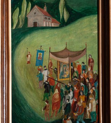 Zdjęcie nr 6: Stalle trójosiowe z baldachimem. Przedpiersie dekorowane profilowanymi pseudo płycinami z krzyżami w polu; zwieńczone profilowanym gzymsem. Zaplecek artykułowany lizenami z kanelurą; w polach obrazy w formie stojących prostokątów o ściętych bokach, umieszczone w profilowanych ramach z malowanymi scenami. Stalla lewa: 1. Ksiądz Jakub Wujek adorujący Matkę Boską Makowską, u góry data: „1591 r[ok]”, u dołu napis „KS[IĄDZ] JAKUB WUJEK PROSI M[ATKĘ] B[OSKĄ] MAKOWSKĄ / O OCALENIE W CZASIE GRASUJĄCEJ ZARAZY”; 2. Poświęcenie obrazu Matki Boskiej Makowskiej, u góry data: „1602 r[ok]”, a u dołu napis: „POŚWIĘCENIE OBRAZU PRZEZ / KARD[YNAŁA] BERNARDA MACIEJOWSKIEGO”; 3. Najazd Szwedów, u góry data: „1657 r[ok], u dołu napis: „NAJAZD SZWEDÓW”. Stalla prawa: 1. Przeniesienie obrazu Matki Boskiej Makowskiej do nowego kościoła, u góry data „1745 r[ok]”, u dołu napis „PRZENIESIENIE OBRAZU / ZE STAREGO DO NOWEGO KOŚCIOŁA”;  2. Dzień maryjny, u góry data: „26.V. 1963 r[ok]”; u dołu napis: „DZIEŃ MARYJNY”; 3. Poświęcenie nowej polichromii, u góry data: „11. XII. 1966 r[ok]”, u dołu napis: „MILLENIUM / POŚWIĘCENIE NOWEJ POLICHROMII”. Baldachim w formie profilowanego gzymsu, wsparty na czterech wolutowo skręconych konsolach, zwieńczony ośmiobocznym obrazem z gołębicą Ducha Świętego (stalla lewa), rybą (stalla prawa); ujętym geometrycznym ornamentem. W podniebiu ośmioboczne kasetony mieszczące malowane znaki parafii. W stalli lewej: parafii Maków, inicjały „x. Fr Dź” oraz wsi Juszczyn. W stali prawej: wsi Żarnówka, wsi Biała oraz wsi Grzechynia.